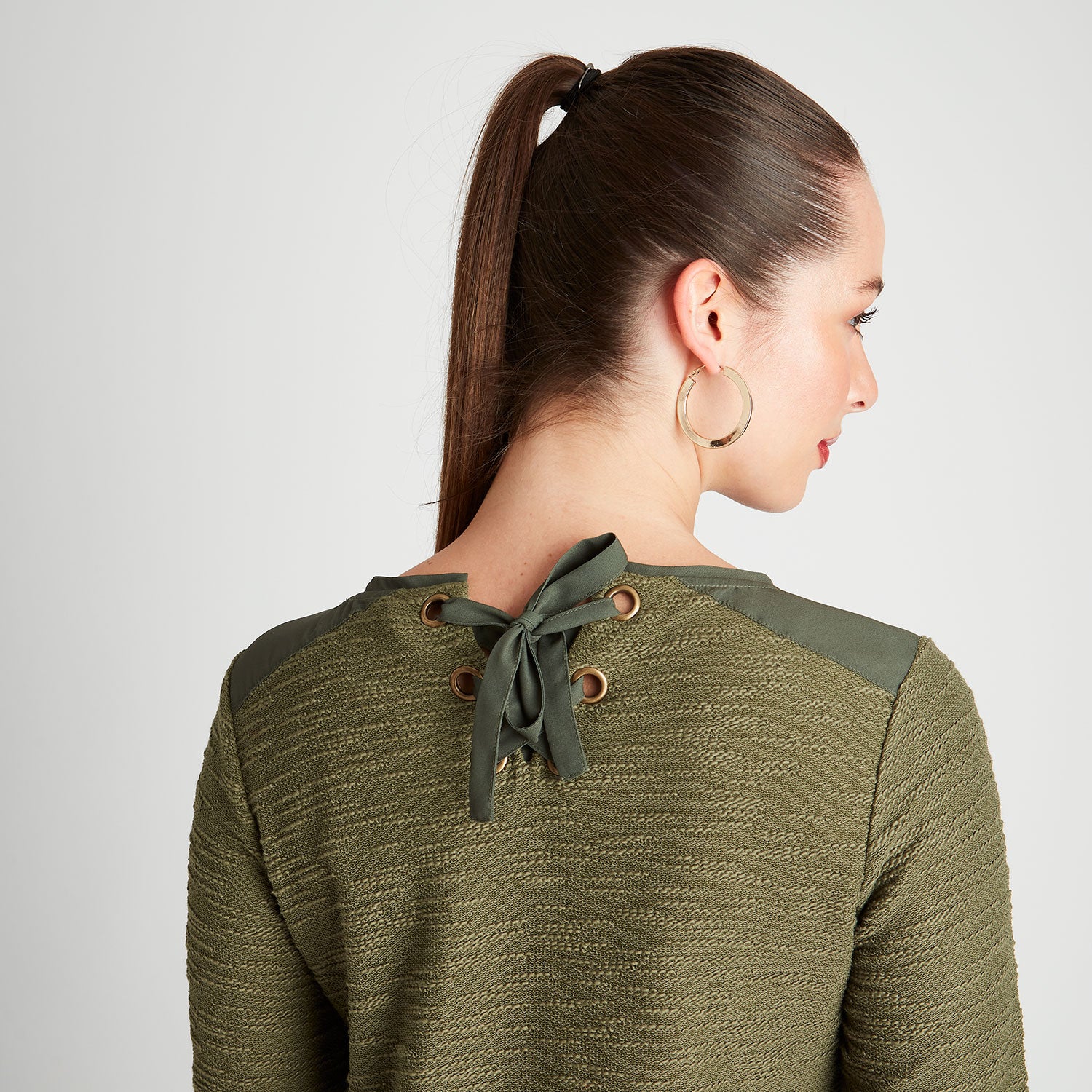 Polera Manga Larga Con Escote Redondo Y Amarra En Espalda Verde - Image 3