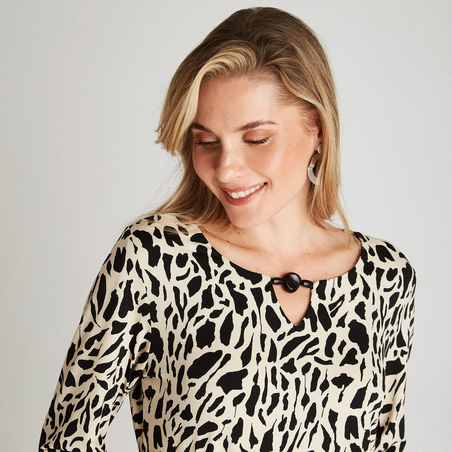 Polera Negro Manga Larga Estampado Cuello V - Image 3