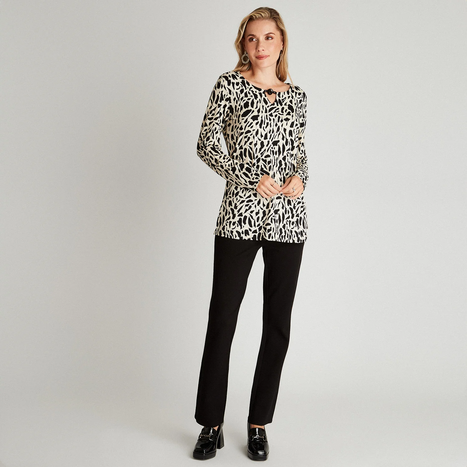 Polera Negro Manga Larga Estampado Cuello V - Image 4