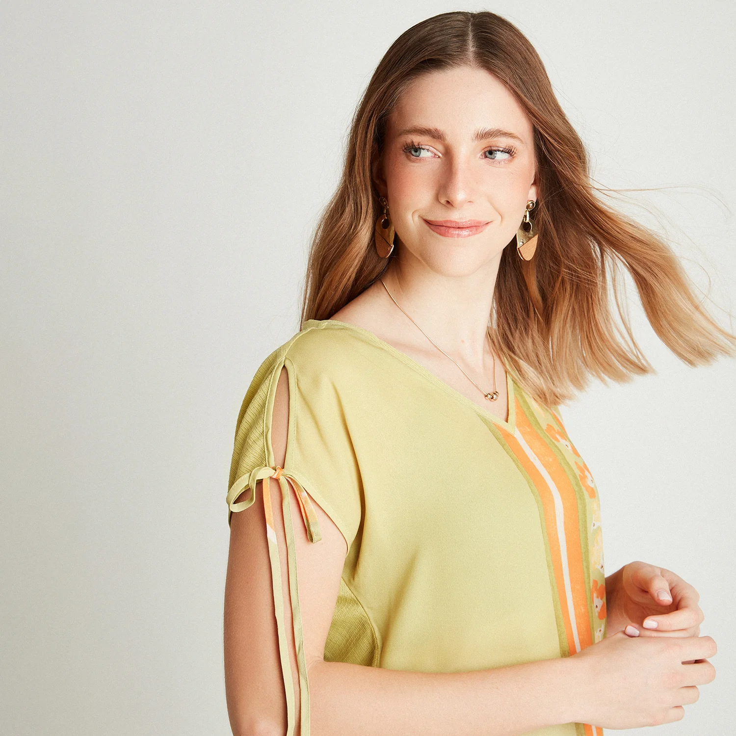 Polera Pistacho Manga Corta Mix Fabric Con Strass - Image 3