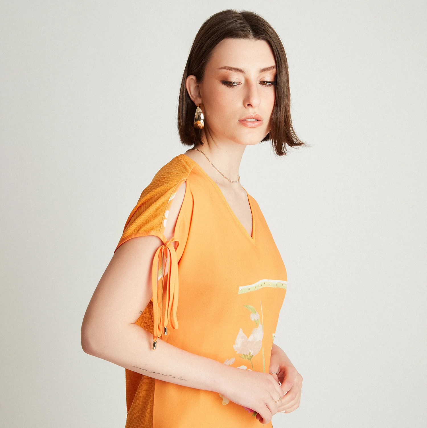 Polera Naranjo Amarre En Manga Estampado Escote V - Image 3