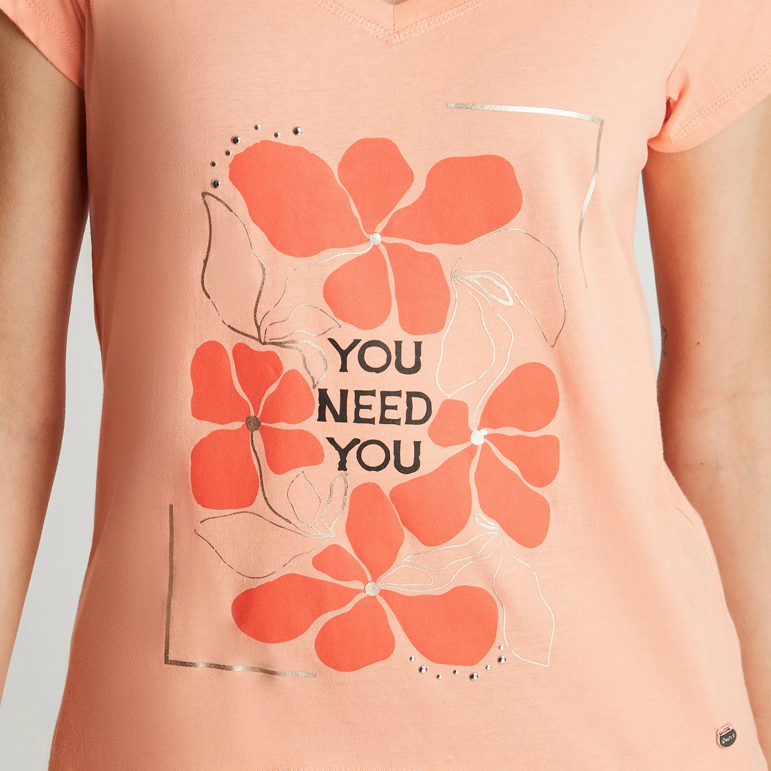 Polera Damasco Manga Corta Estampado Cuello V - Image 3