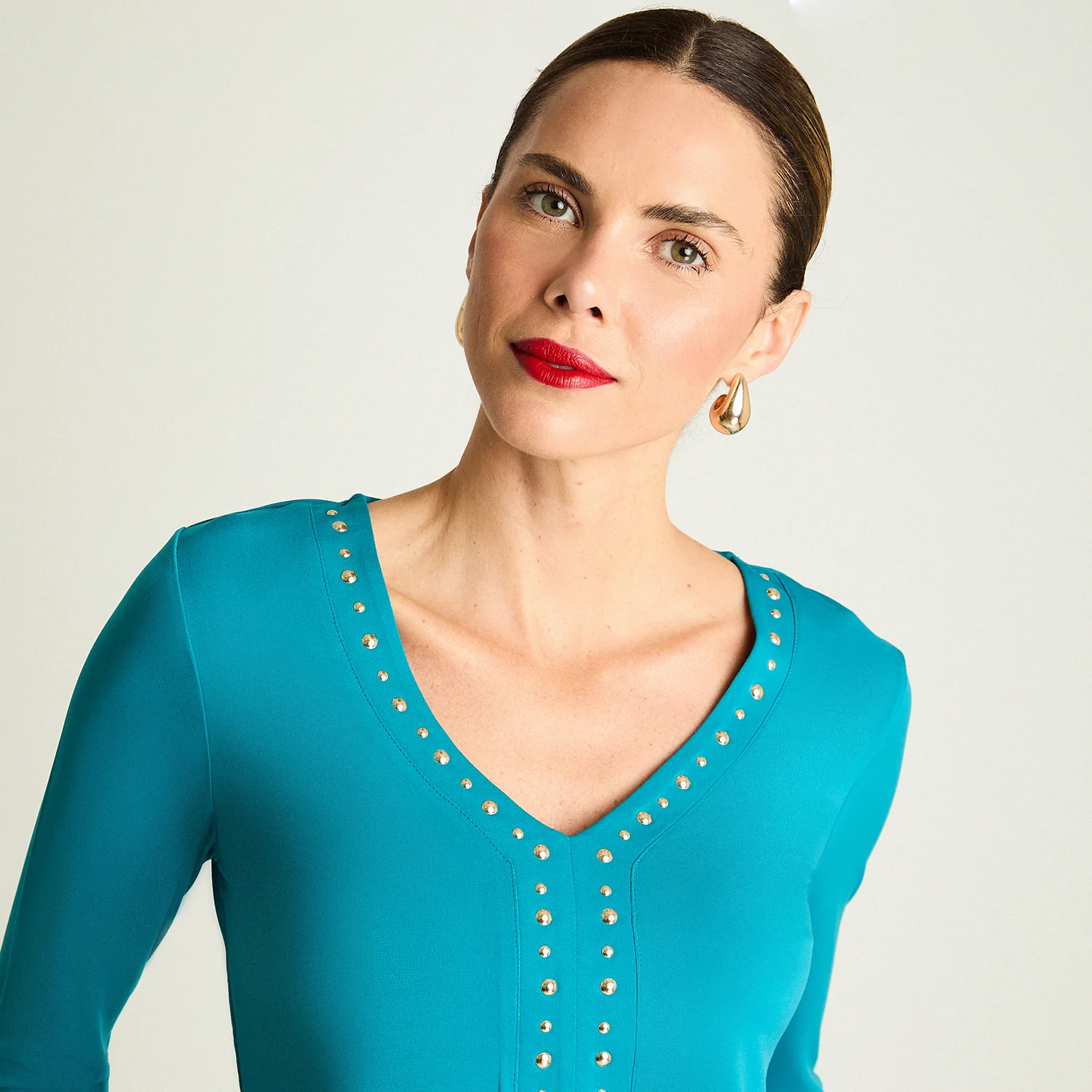 Polera Manga Larga Escote V Con Tachas Petróleo - Image 3