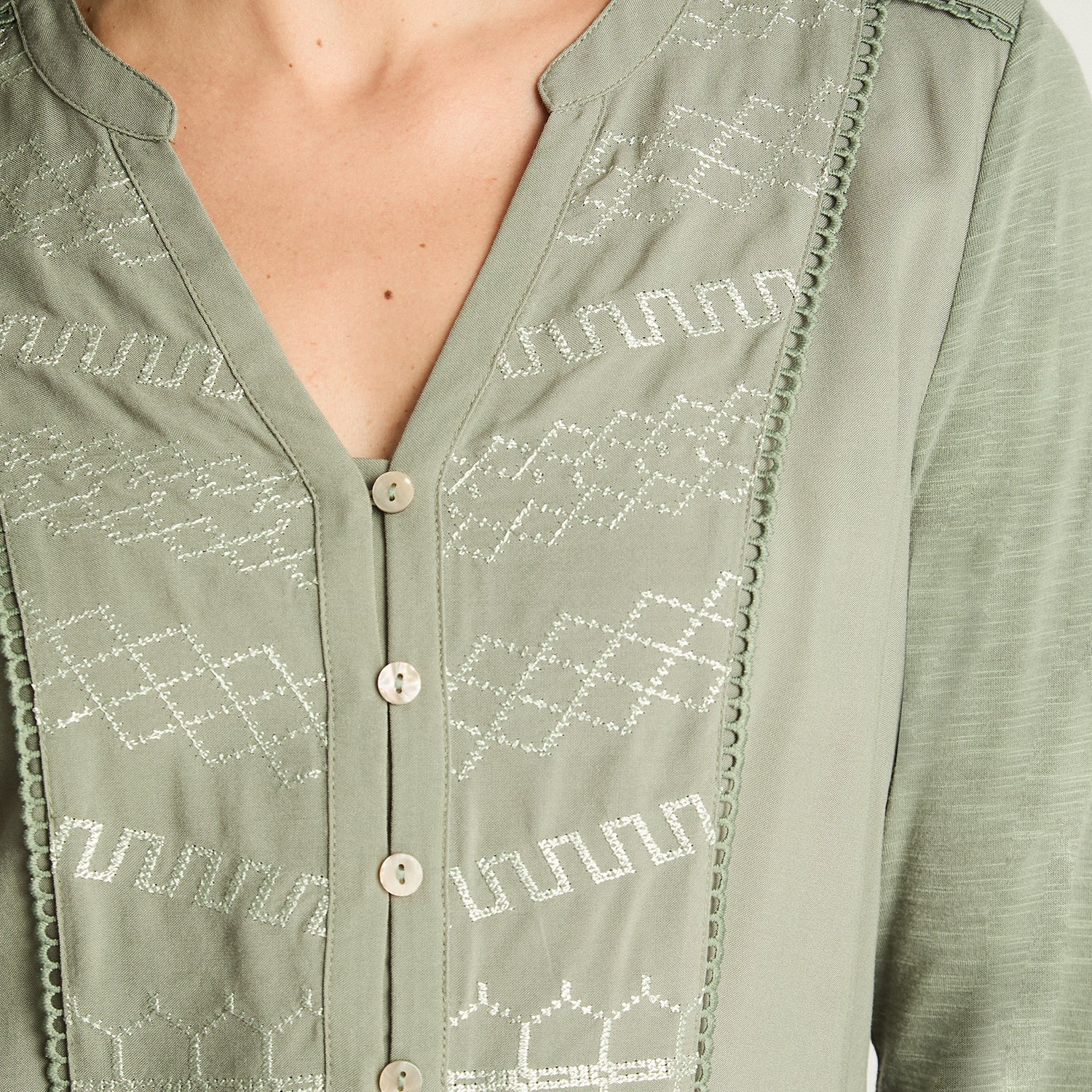 Polera Manga Larga Aplicación de Macrame y Bordado Frontal Verde - Image 3