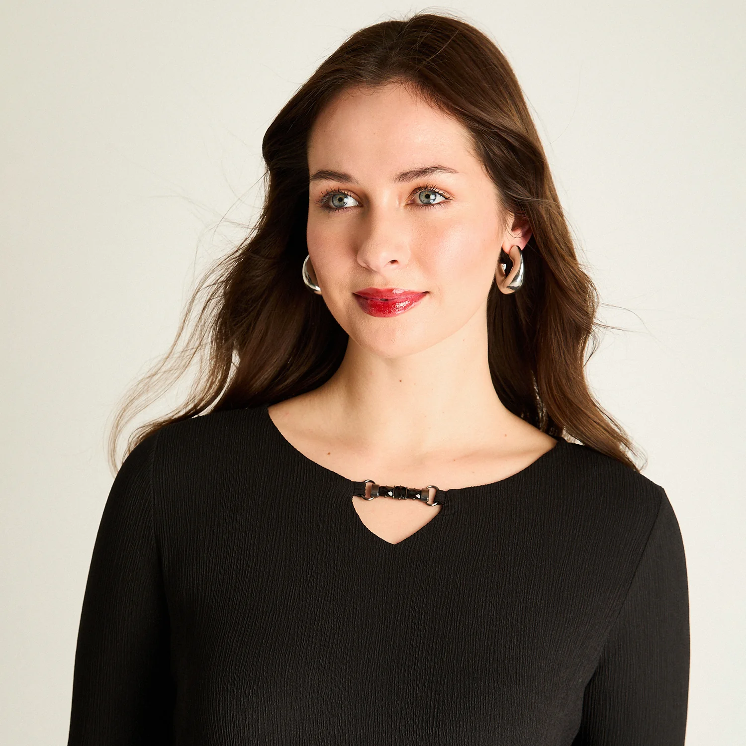 Polera Negra con Detalle en Escote - Image 3