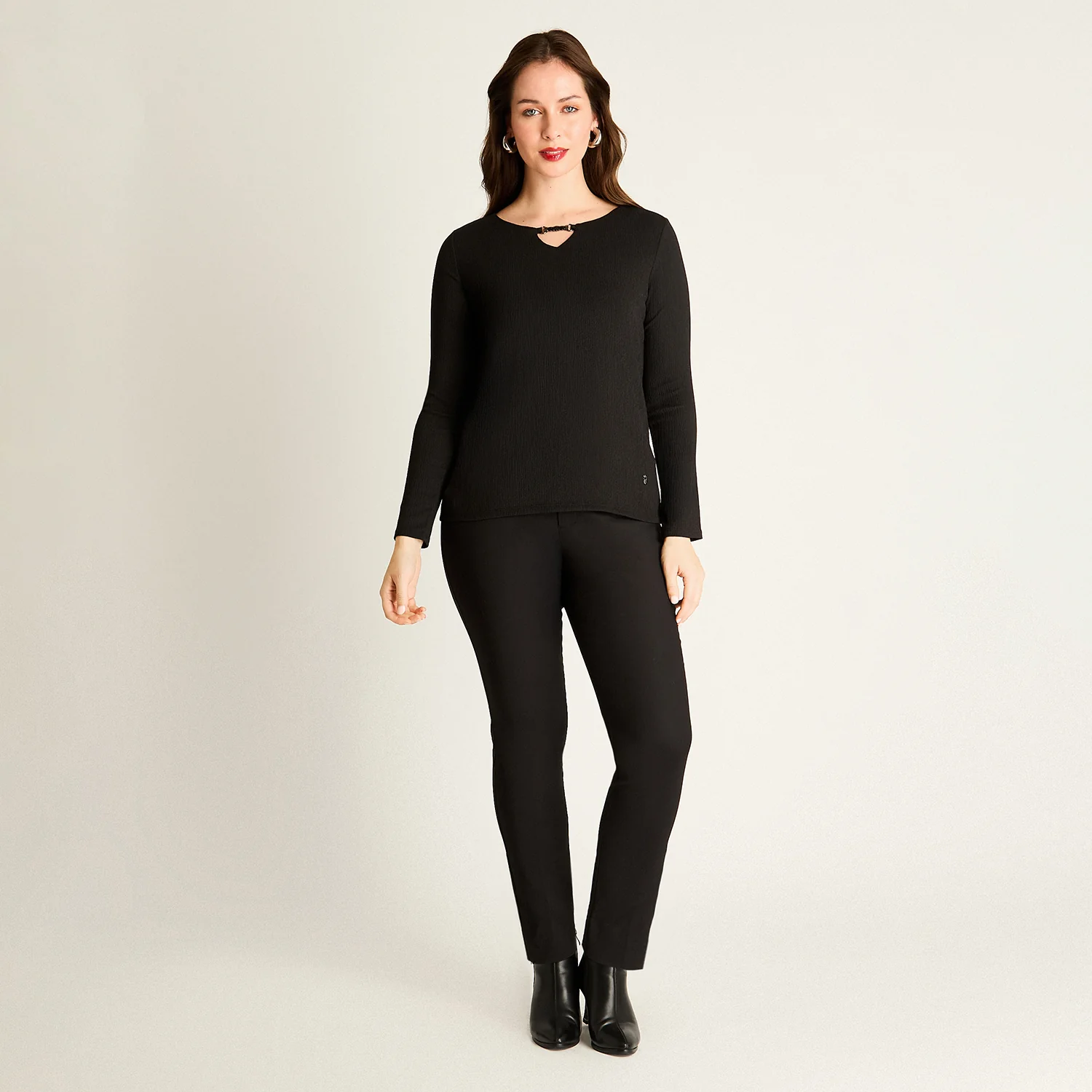 Polera Negra con Detalle en Escote - Image 4