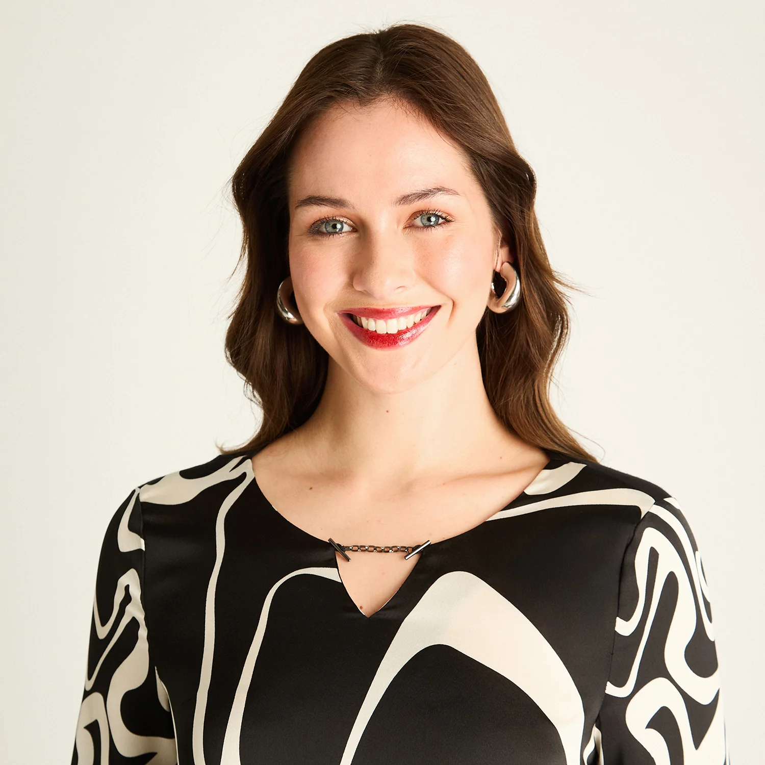 Polera Negra con Estampado Abstracto - Image 3