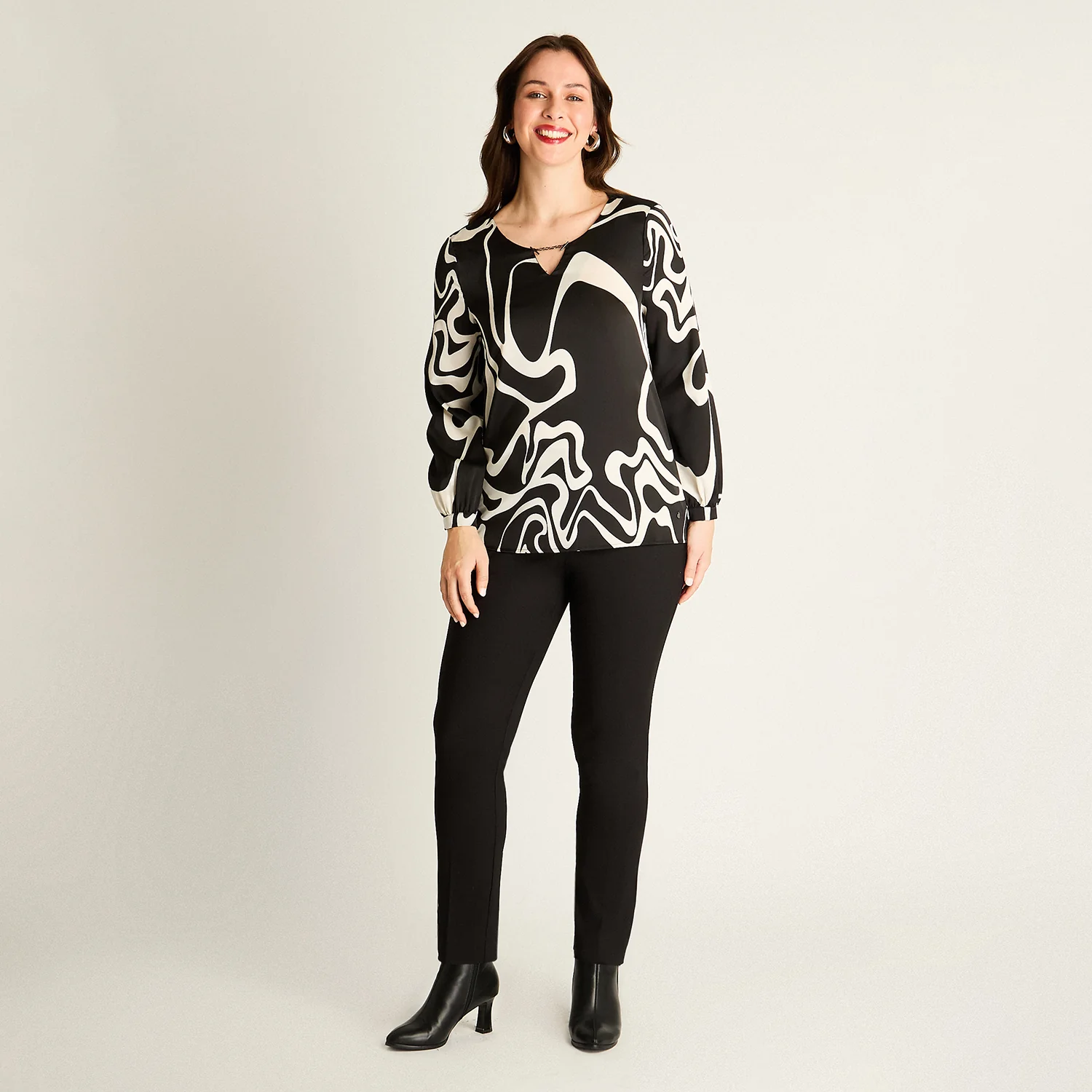 Polera Negra con Estampado Abstracto - Image 4