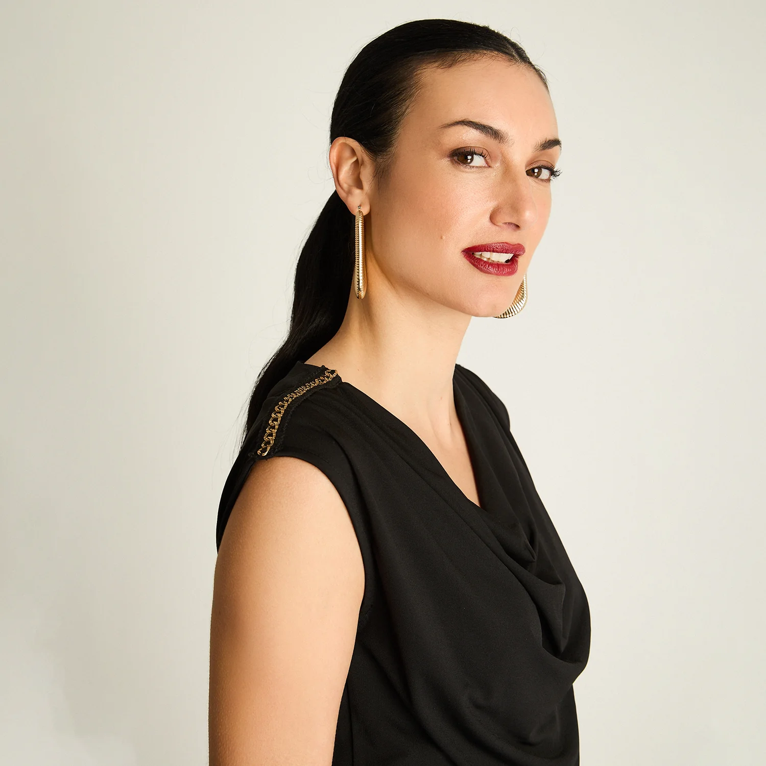 Polera Negra con Drapeado y Detalle de Brillos - Image 3