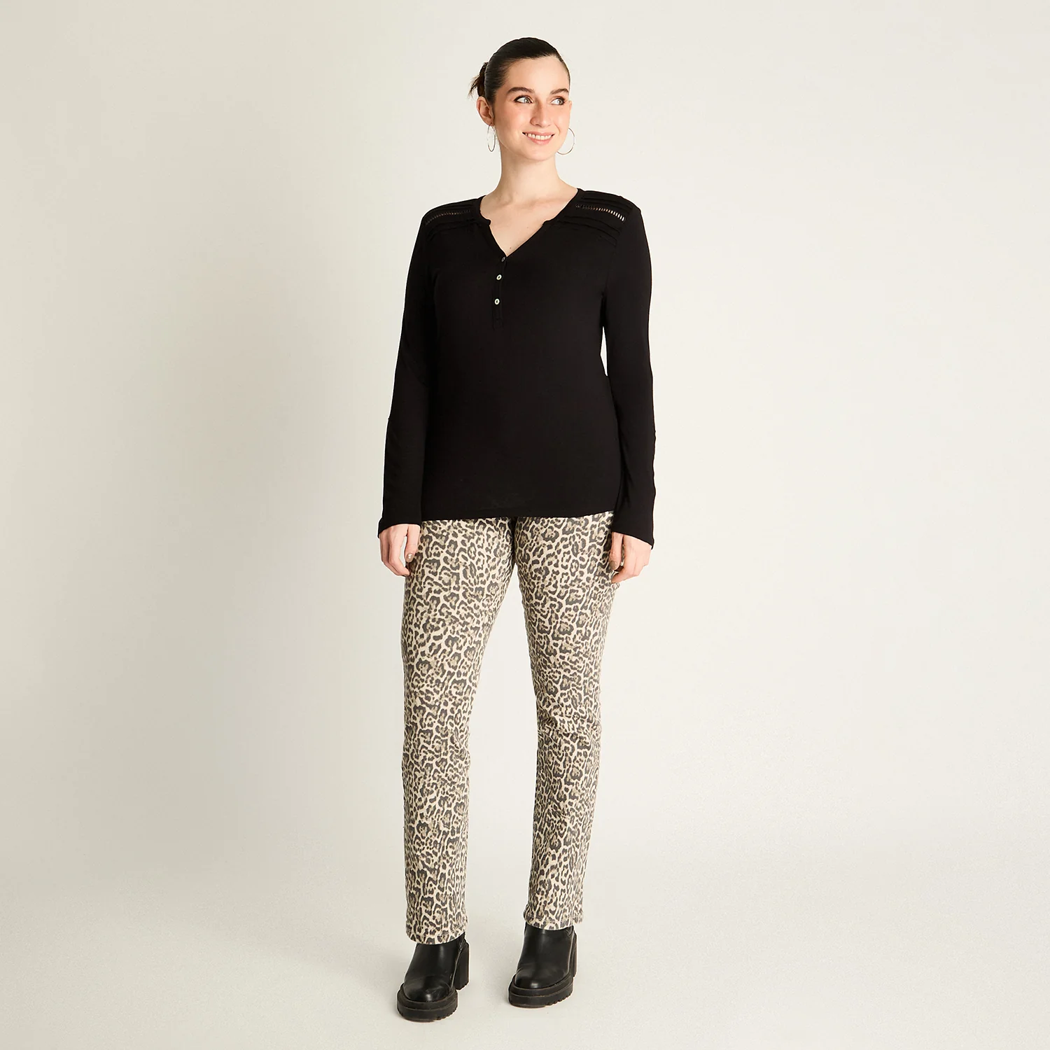 Polera Negra con Botones - Image 4