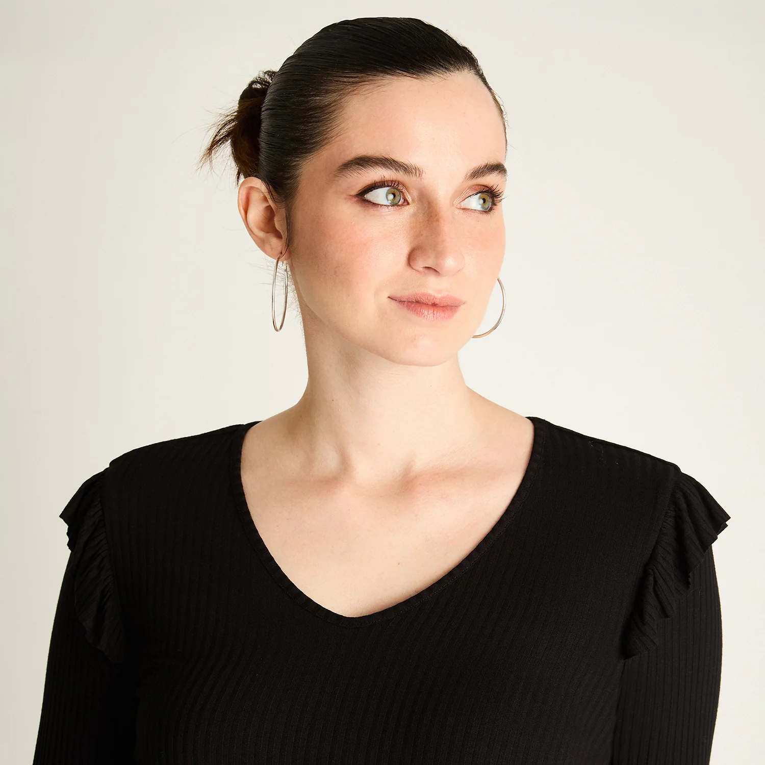 Polera Negra con Volantes - Image 3