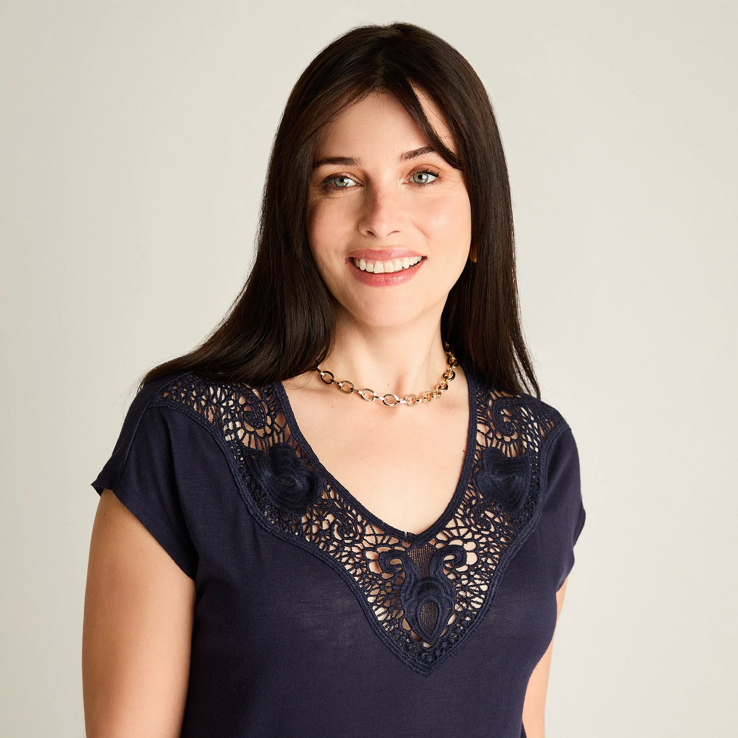 Polera Azul Manga Corta con Escote en V - Image 3