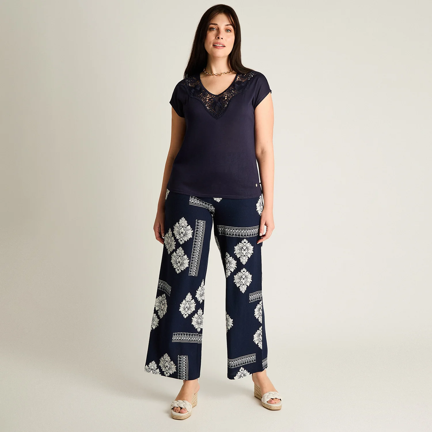 Polera Azul Manga Corta con Escote en V - Image 4