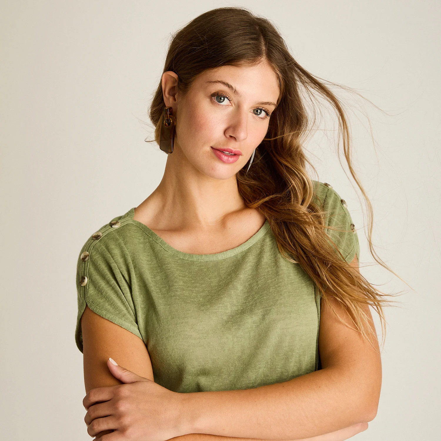 Polera Oliva Manga Corta Elasticidad Media Sin Forro Calce Holgado - Image 3