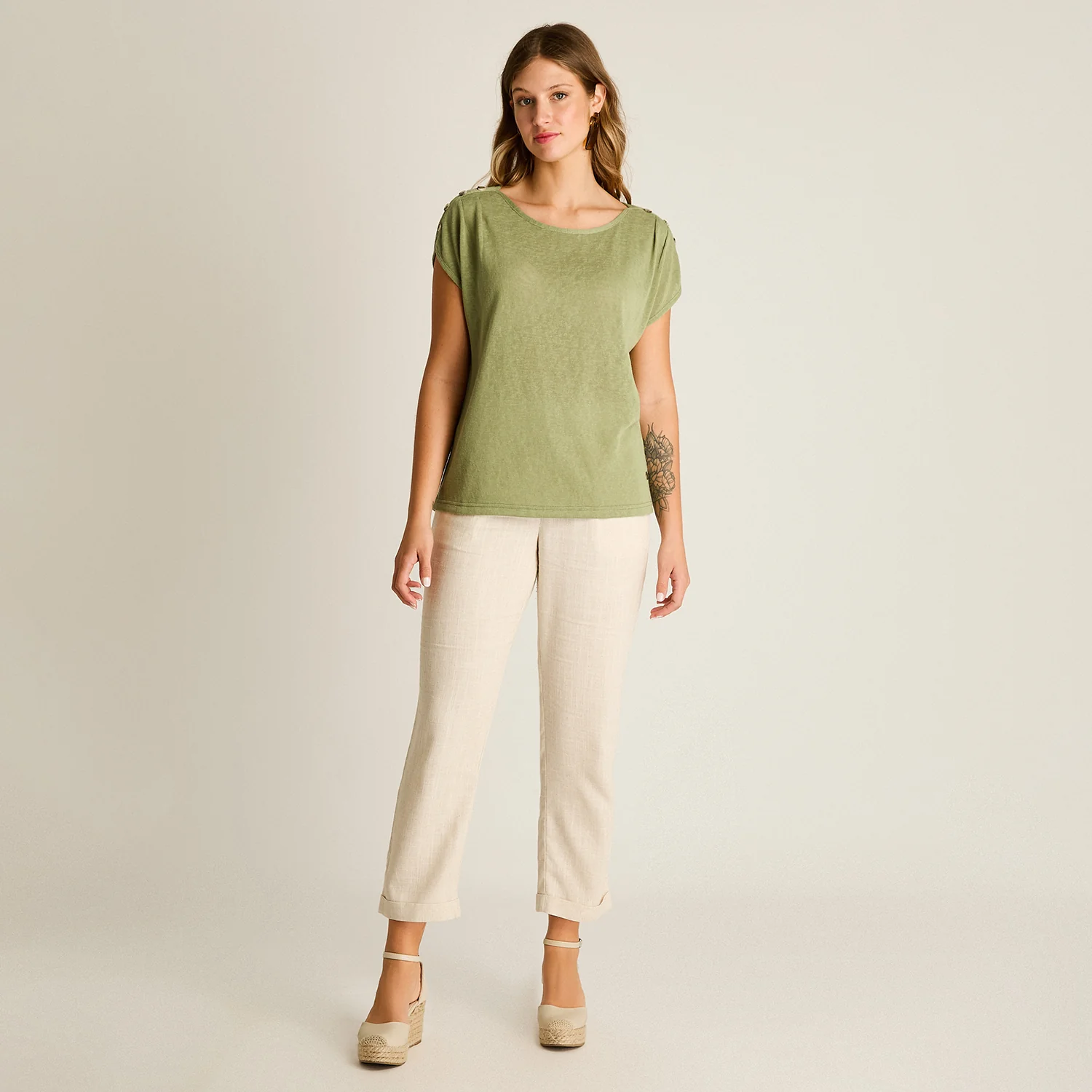 Polera Oliva Manga Corta Elasticidad Media Sin Forro Calce Holgado - Image 4