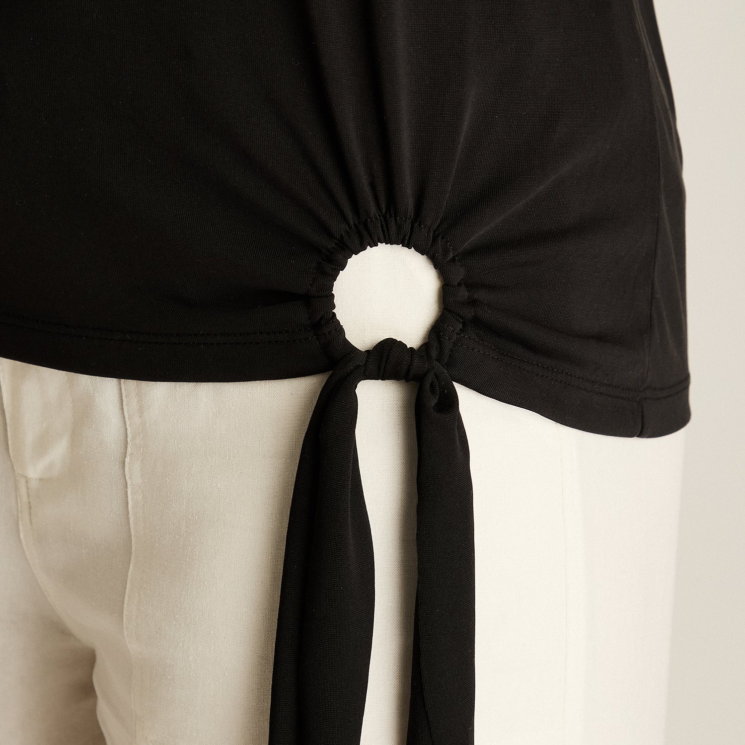 Polera Negra Manga Corta con Lazo Lateral - Image 4