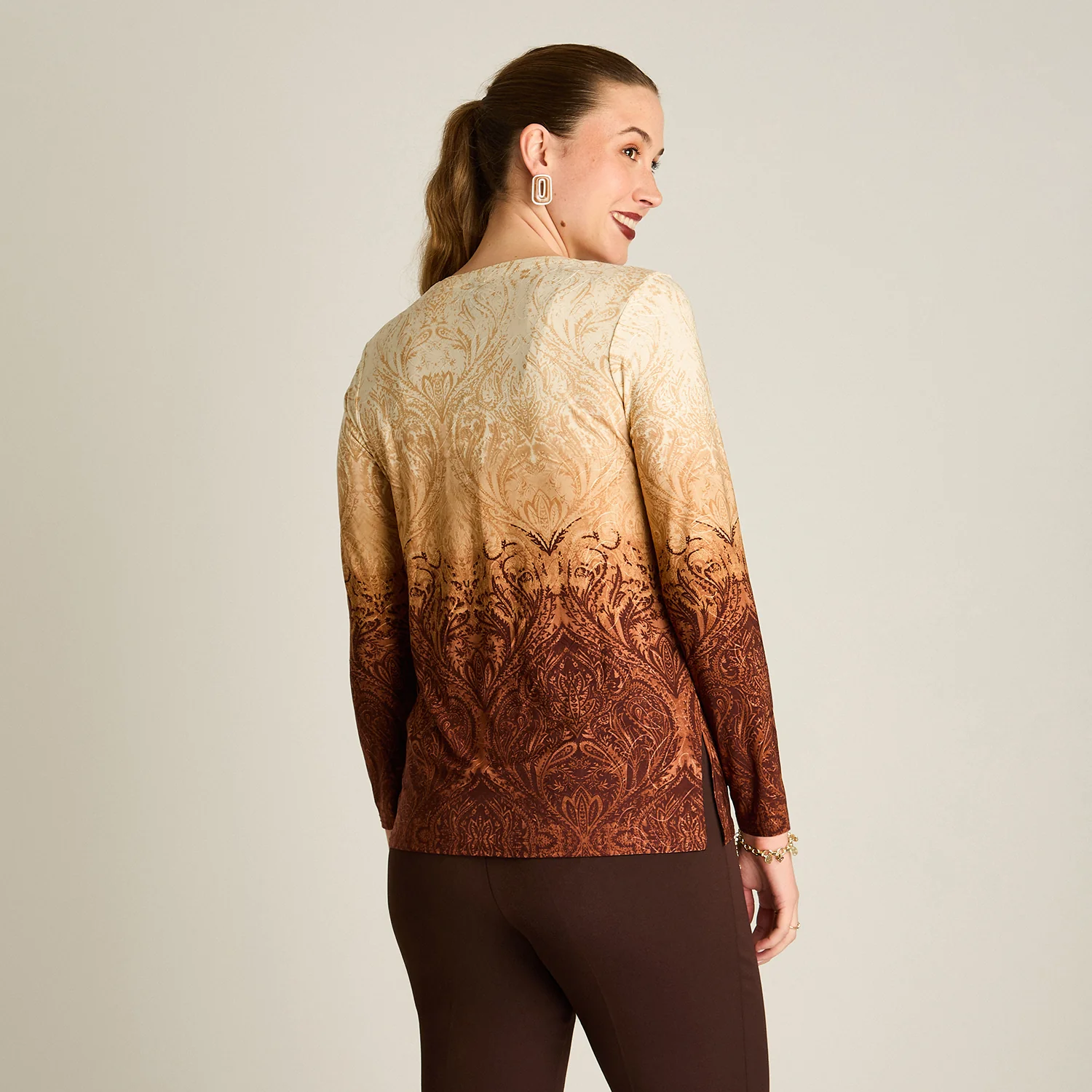 Polera Beige Estampada Manga Larga con Detalles en el Escote - Image 3