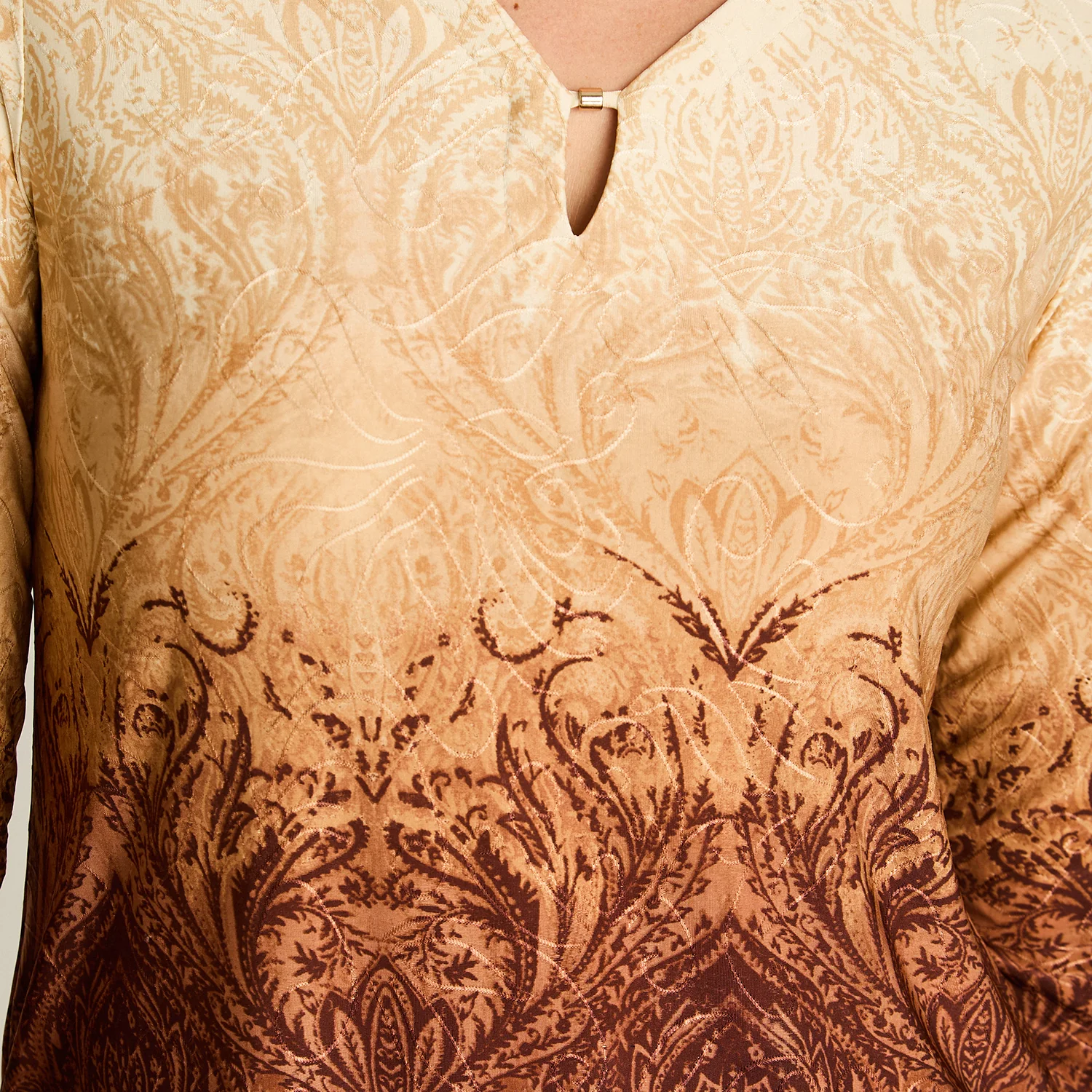 Polera Beige Estampada Manga Larga con Detalles en el Escote - Image 4