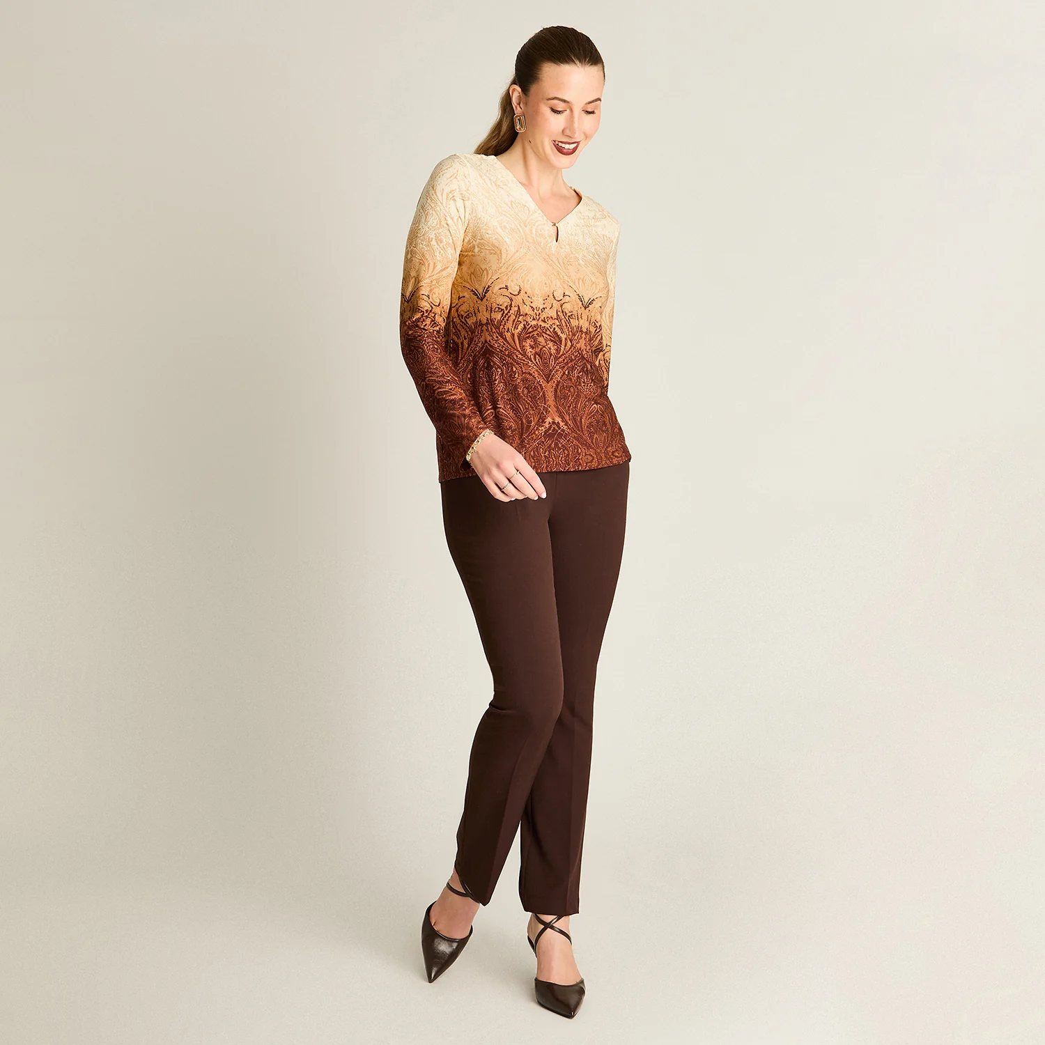 Polera Beige Estampada Manga Larga con Detalles en el Escote - Image 5