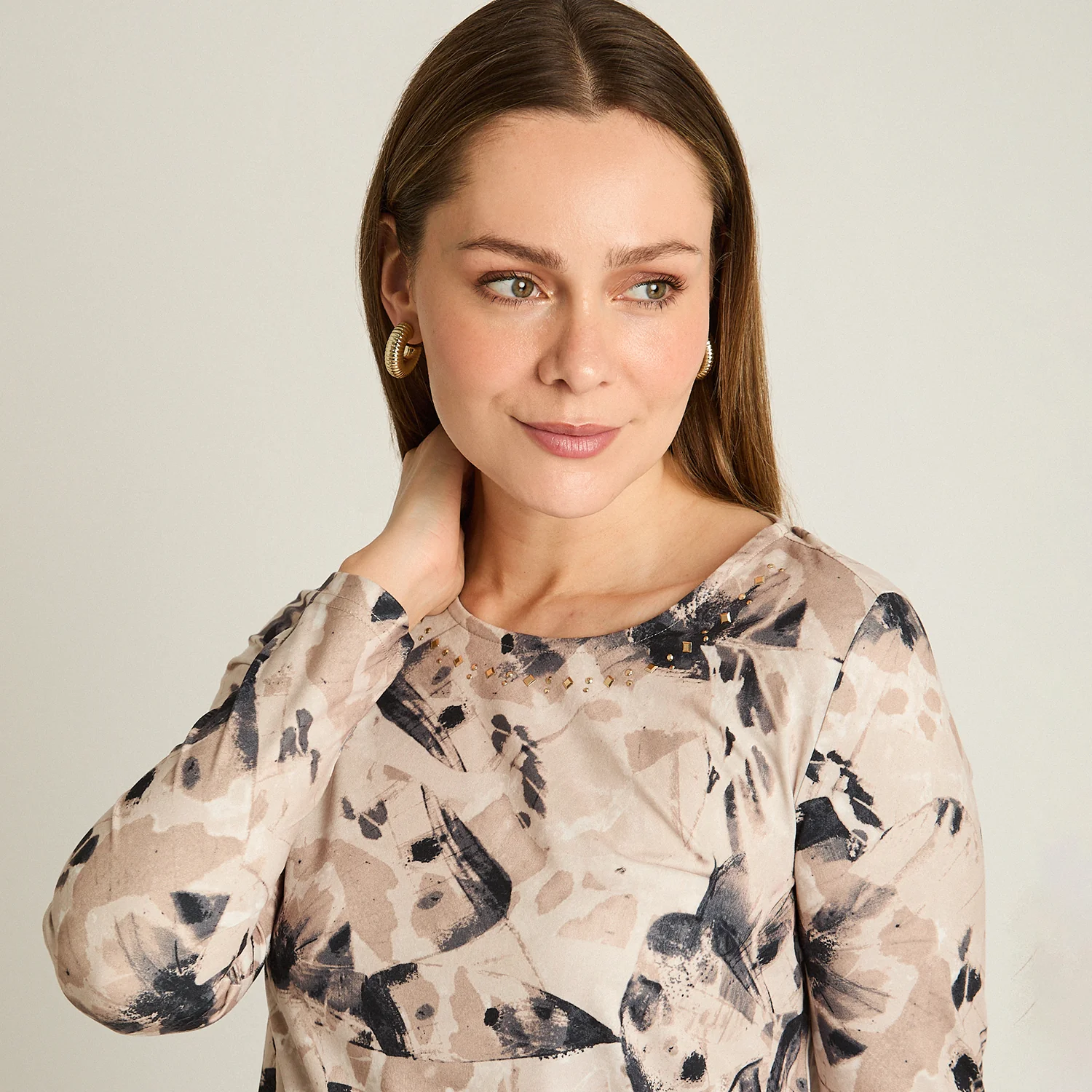 Polera Taupe Estampada Escote Redondo - Image 3