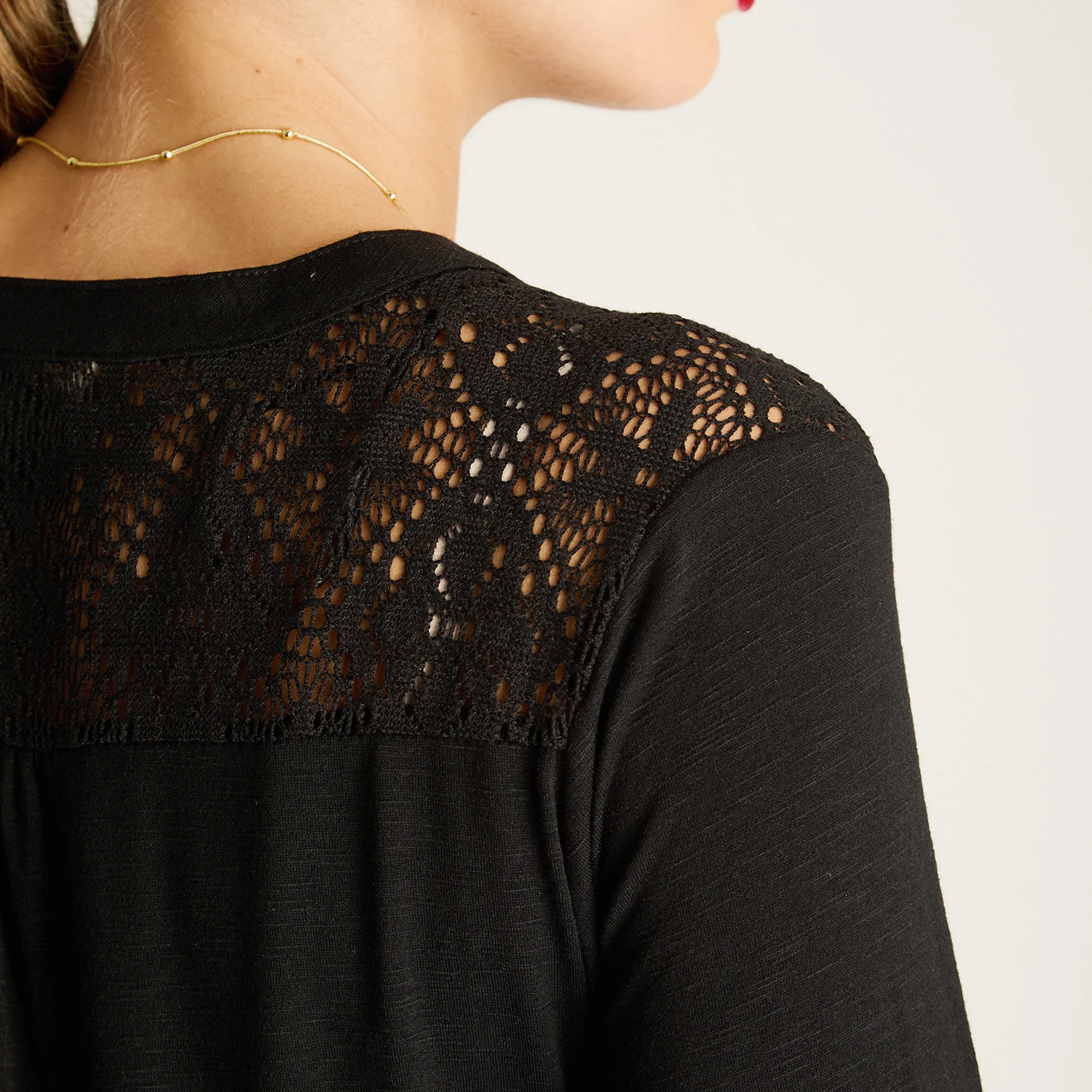 Polera Negro Manga Larga Detalle de Macramé - Image 3