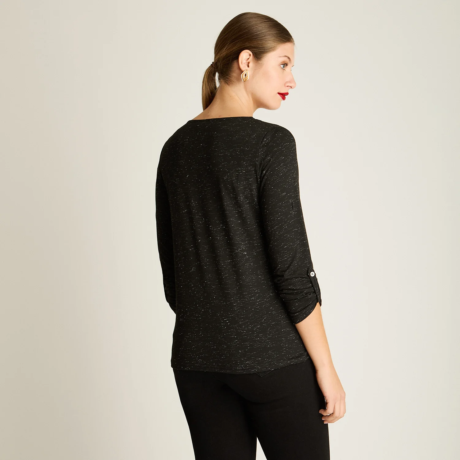 Polera Negra Manga Larga Roll Up con Cuello V y Aplicaciones - Image 3