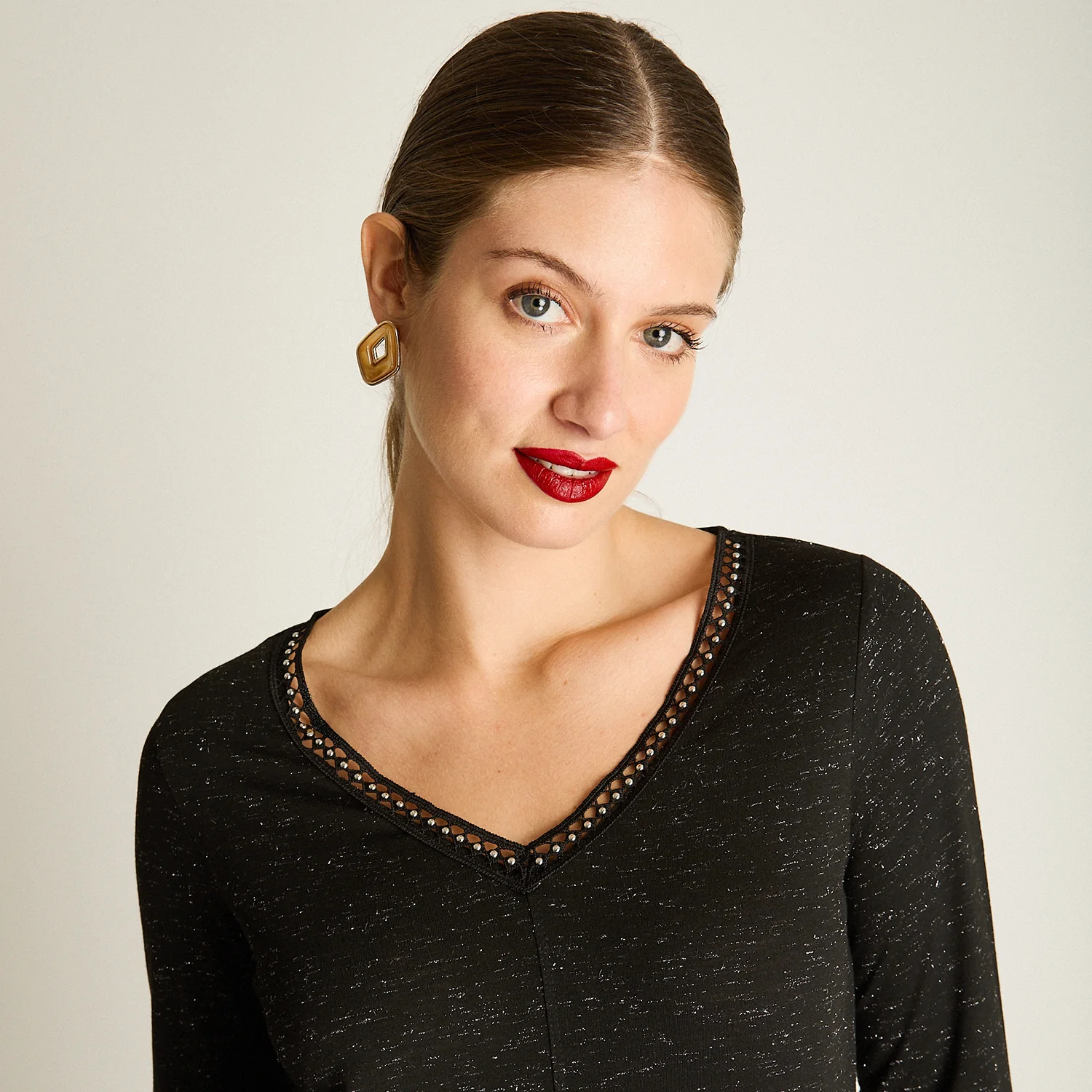 Polera Negra Manga Larga Roll Up con Cuello V y Aplicaciones - Image 4