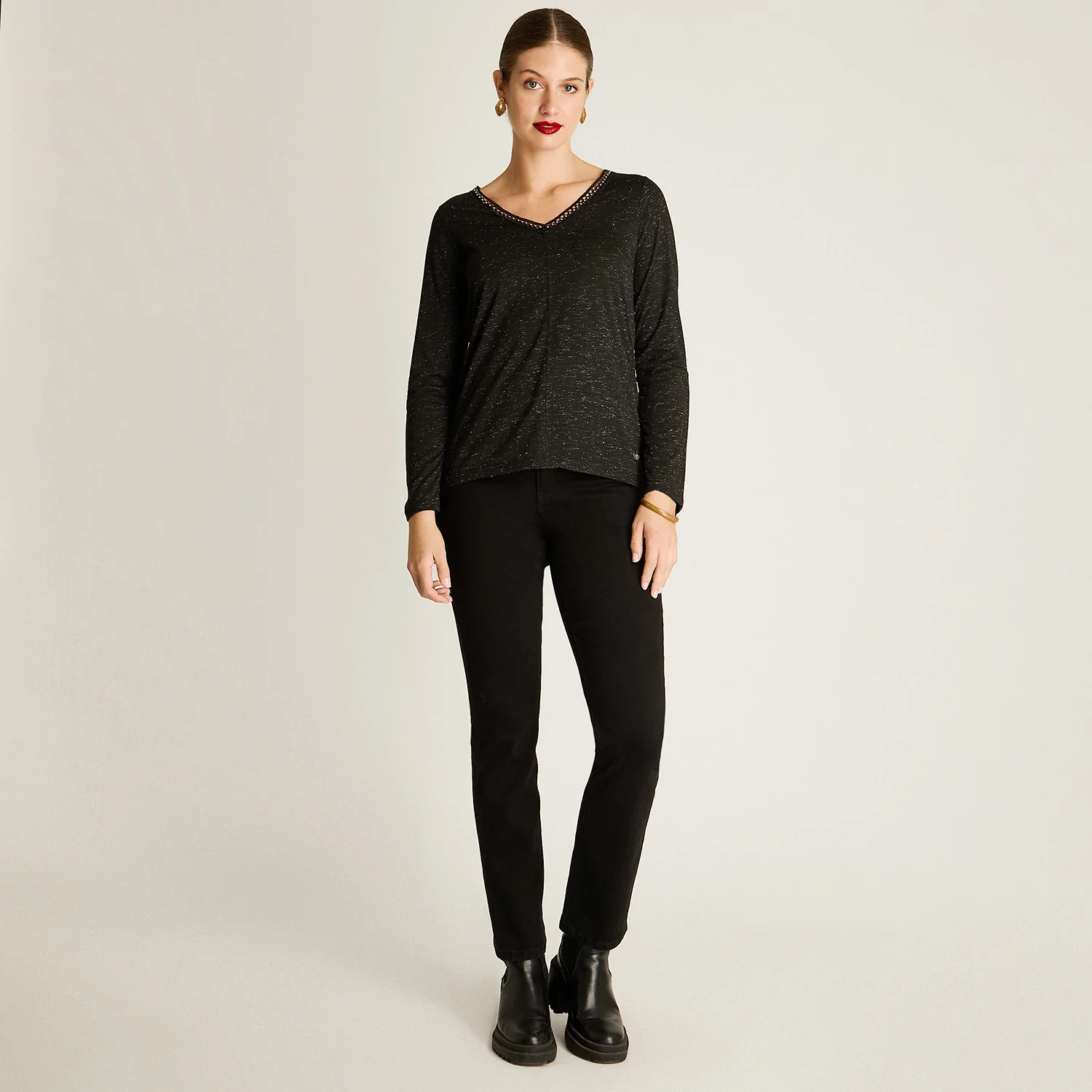 Polera Negra Manga Larga Roll Up con Cuello V y Aplicaciones - Image 5