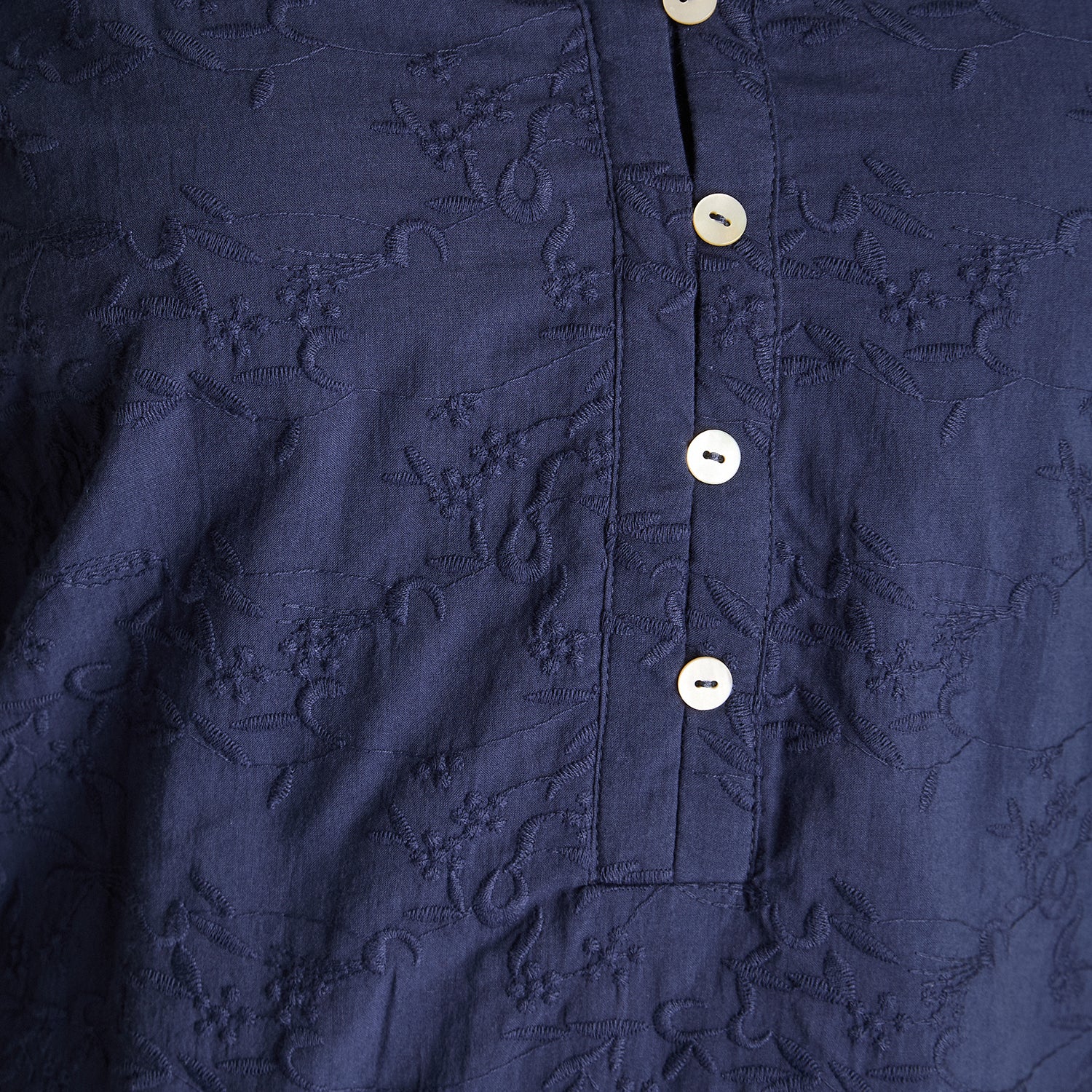 Polera Azul Manga Larga con Cuello Mao y Detalles Bordados - Image 4