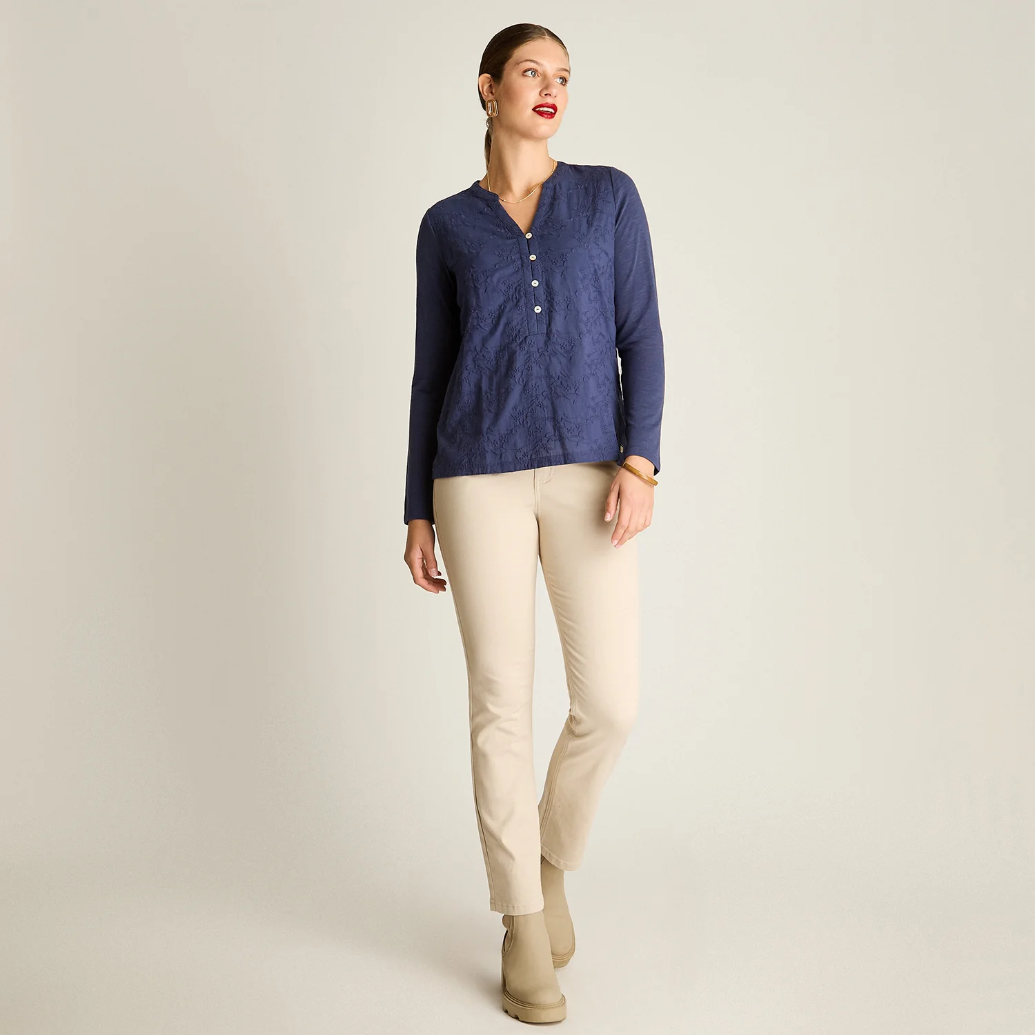 Polera Azul Manga Larga con Cuello Mao y Detalles Bordados - Image 5