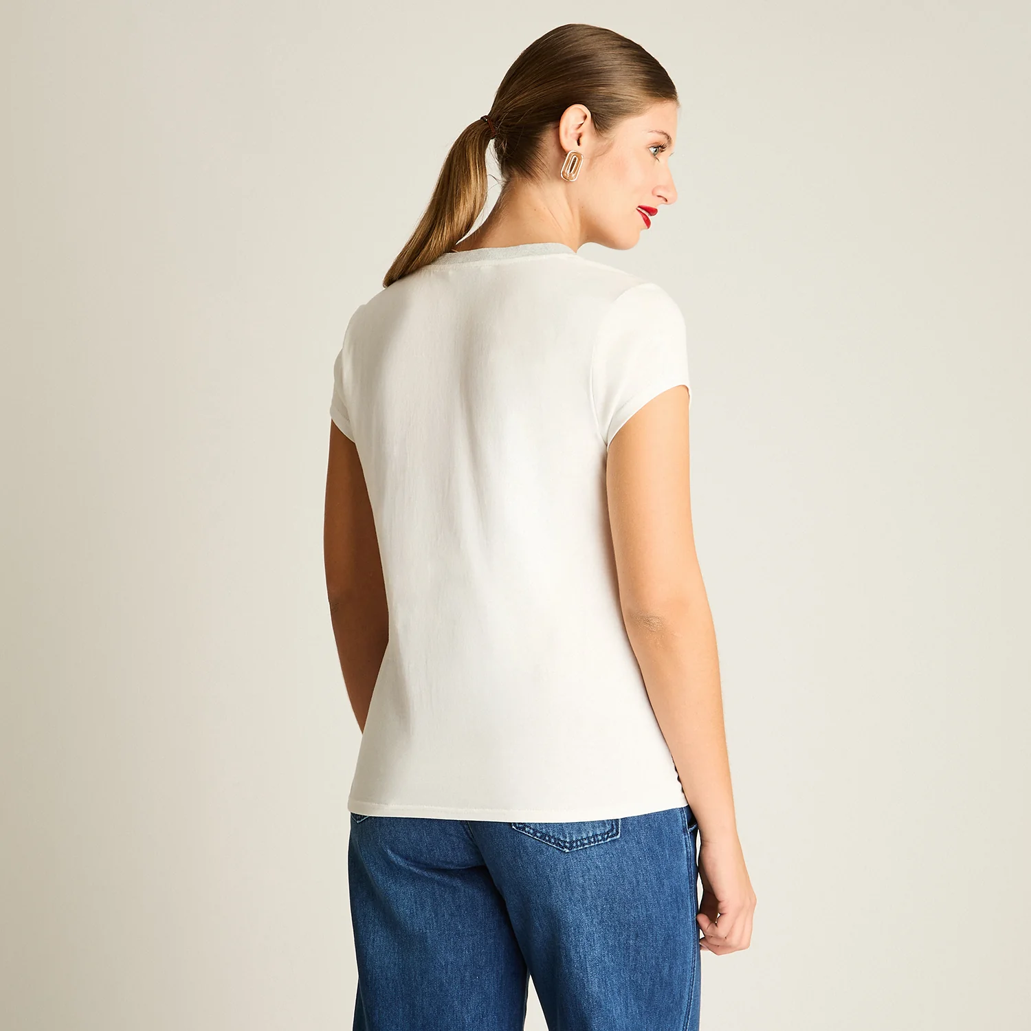 Polera Blanca Mix Fabric con Print Frontal y Cuello con Lurex - Image 3