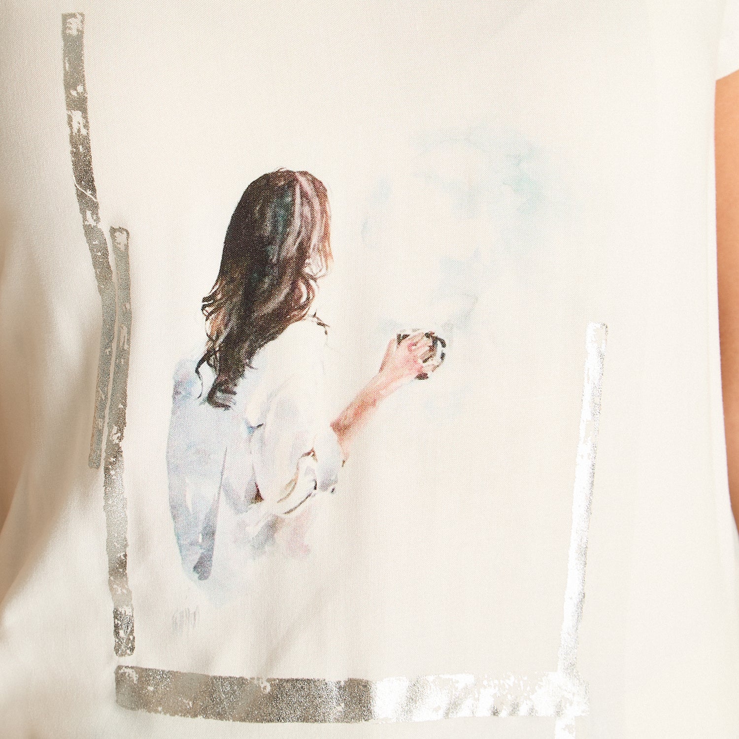 Polera Blanca Mix Fabric con Print Frontal y Cuello con Lurex - Image 4