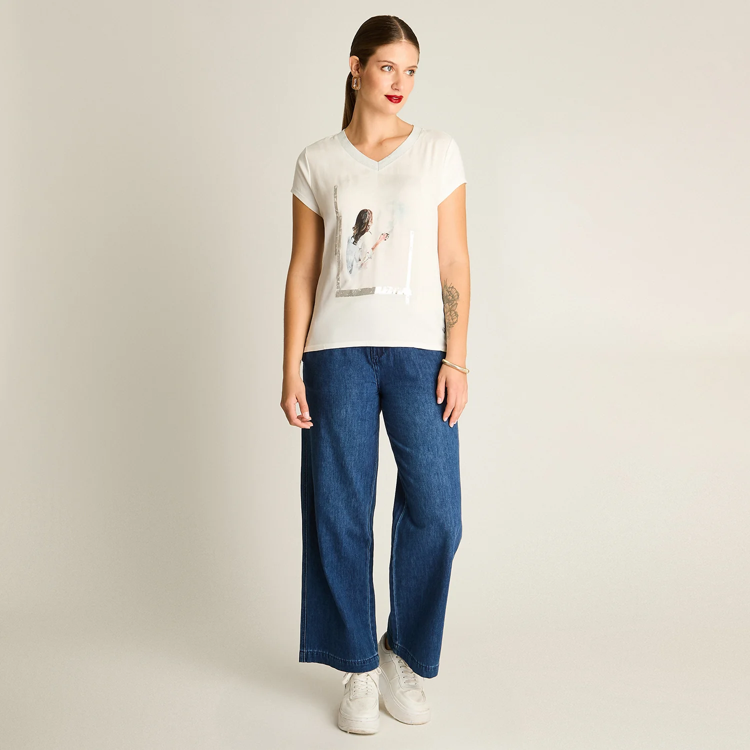 Polera Blanca Mix Fabric con Print Frontal y Cuello con Lurex - Image 5