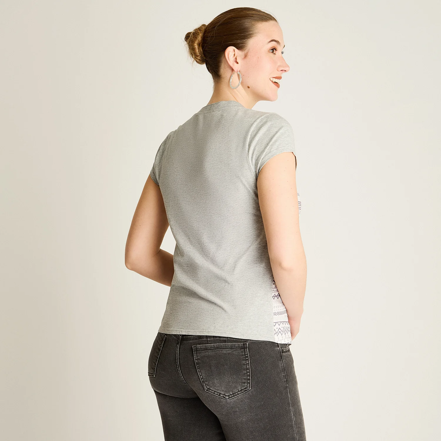 Polera Gris Mix Fabric con Print Frontal y Cuello con Lurex - Image 3