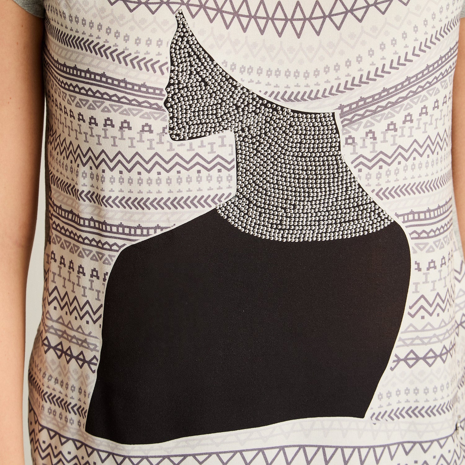 Polera Gris Mix Fabric con Print Frontal y Cuello con Lurex - Image 4
