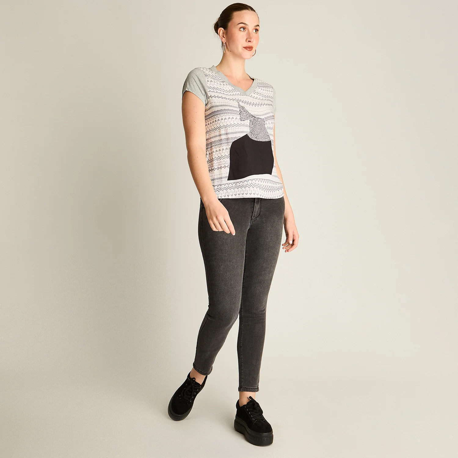 Polera Gris Mix Fabric con Print Frontal y Cuello con Lurex - Image 5