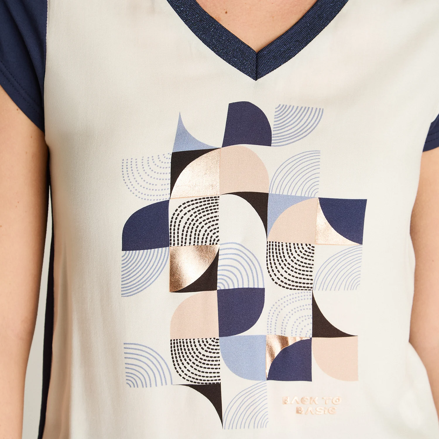 Polera Índigo Mix Fabric con Print Frontal y Cuello en Lurex - Image 4