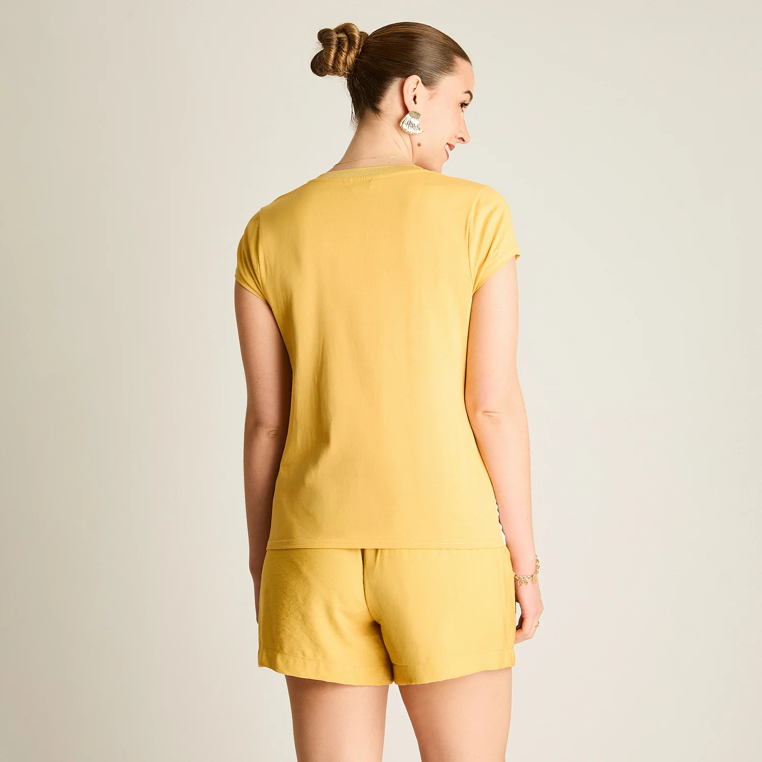 Polera Mostaza Manga Corta Mix Fabric Print Frontal - Image 3