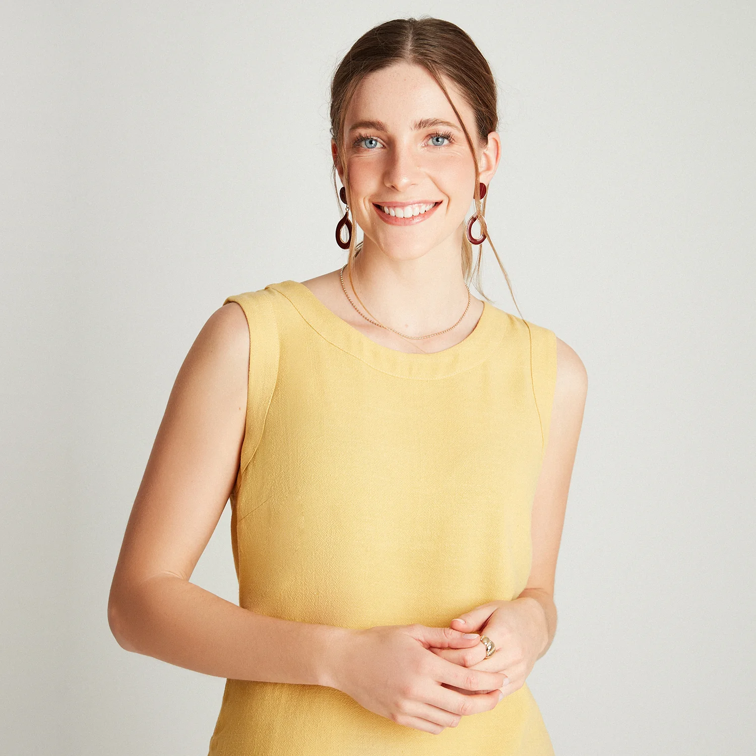 Blusa Mostaza Sin Manga Liso y Estampado Cuello Redondo - Image 3