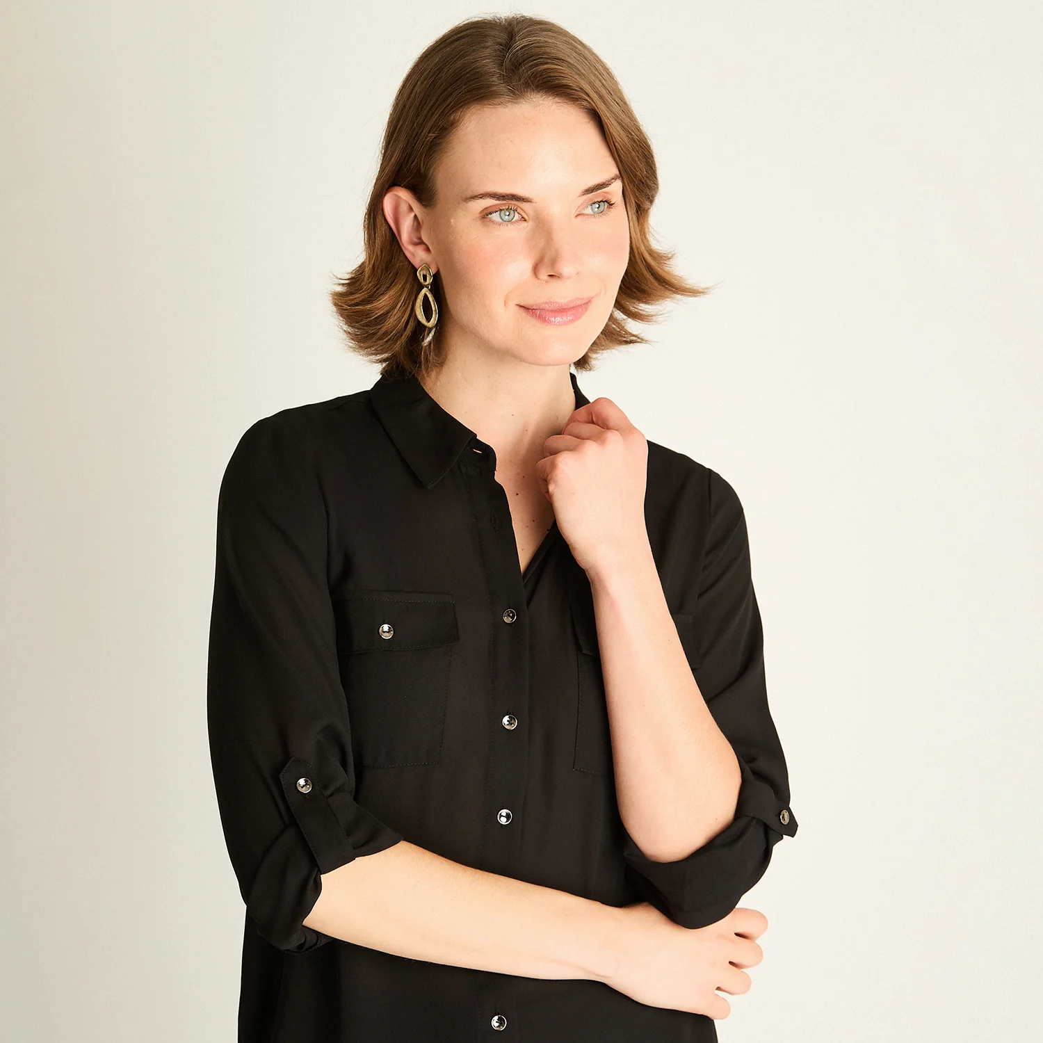 Blusa Negra con Bolsillos y Roll-Up - Image 3