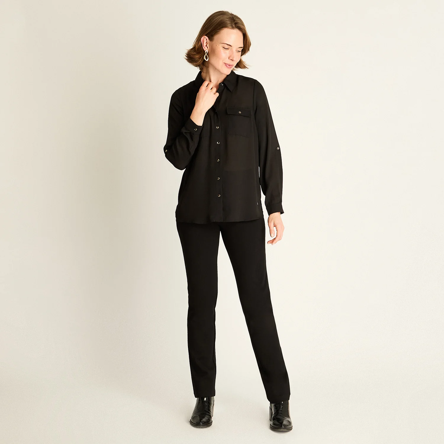 Blusa Negra con Bolsillos y Roll-Up - Image 4