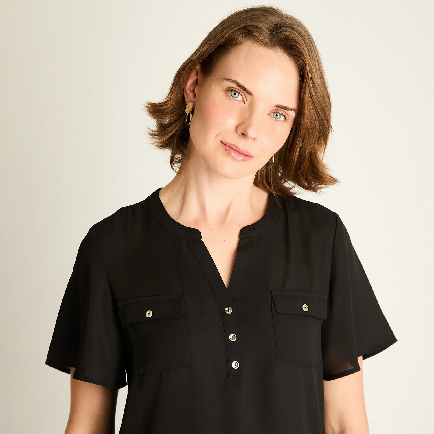 Blusa Negra con Bolsillos Frontales - Image 3