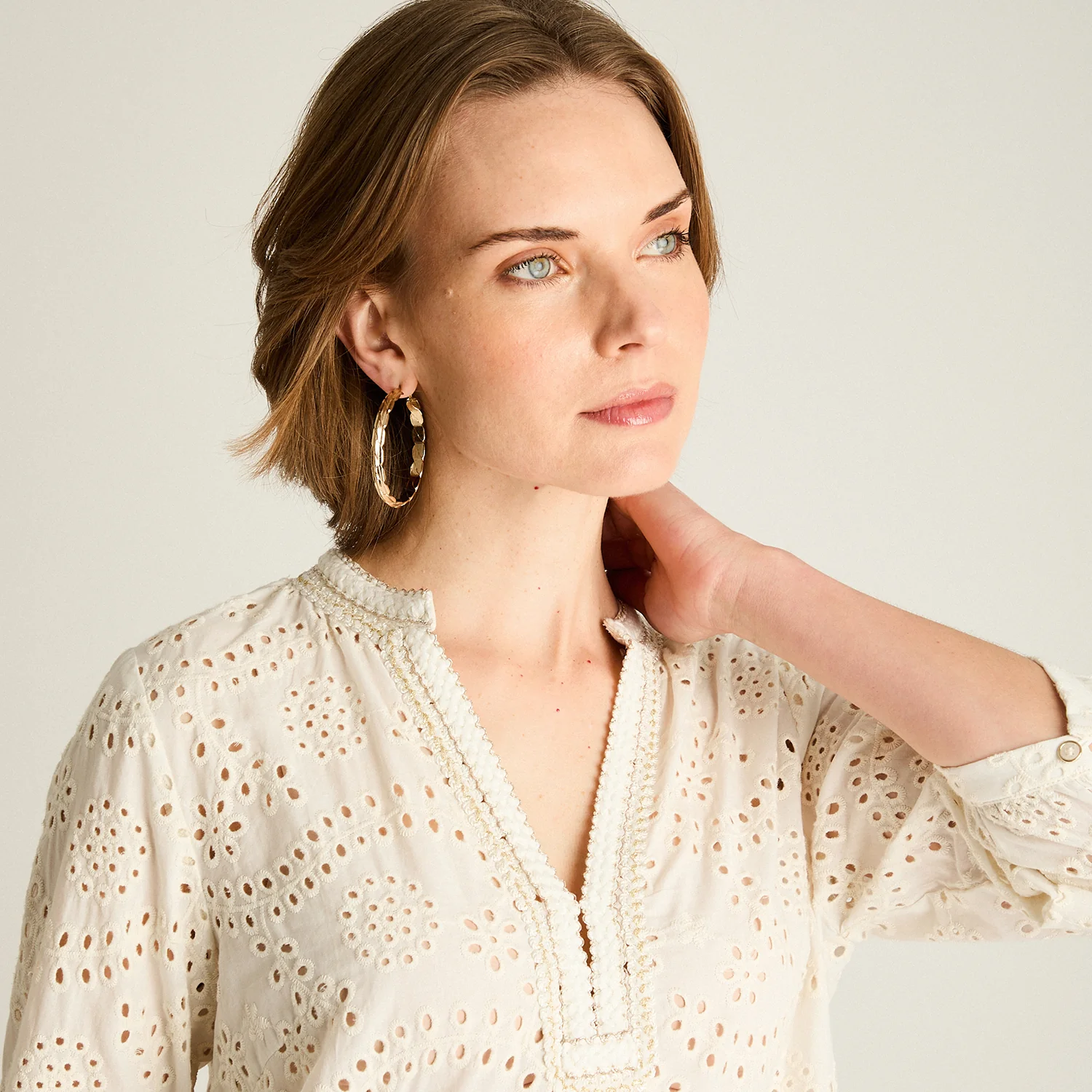 Blusa Crudo Manga 3/4 con Broderie y Escote Bordado - Image 3