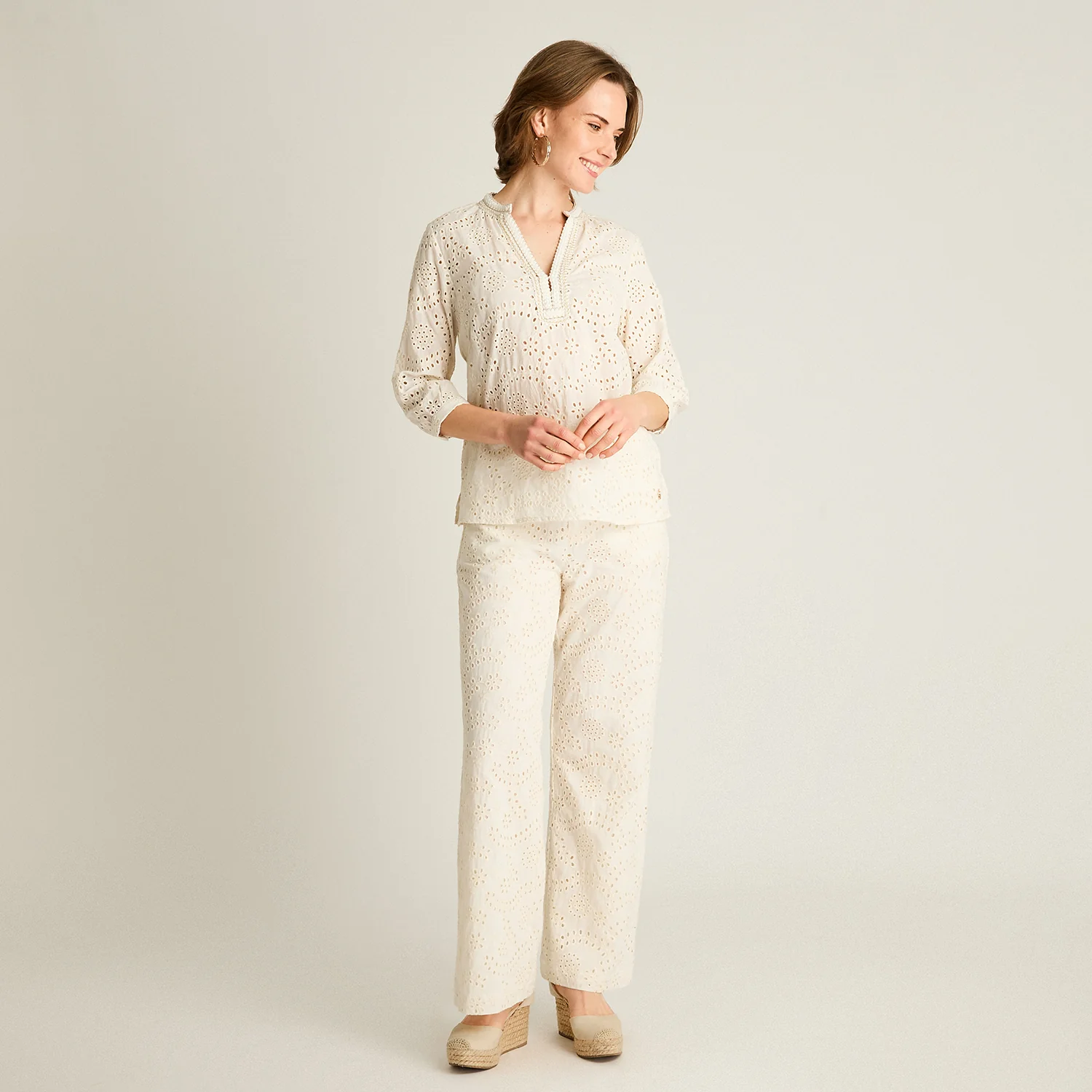 Blusa Crudo Manga 3/4 con Broderie y Escote Bordado - Image 4