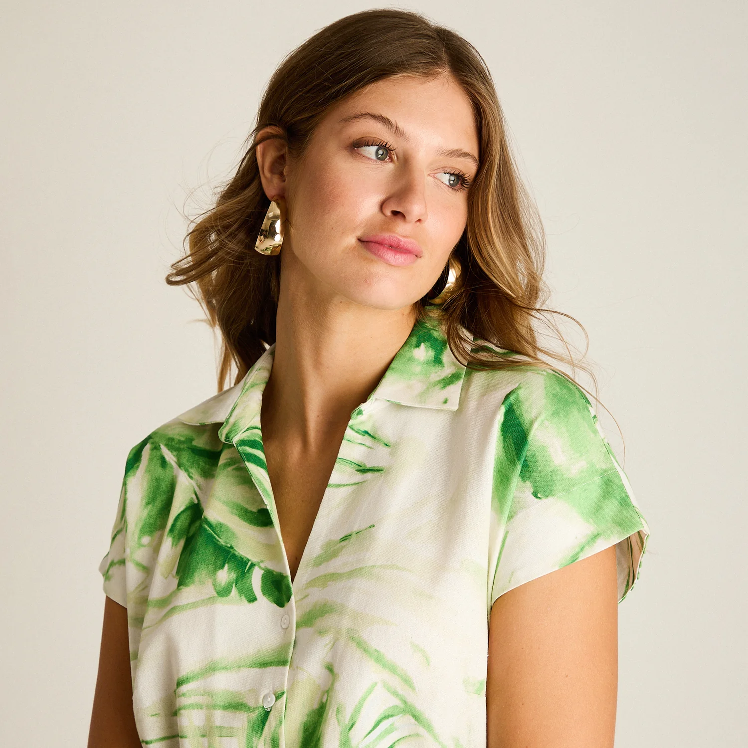 Blusa Verde Estampado Tropical y Calce Holgado - Image 3