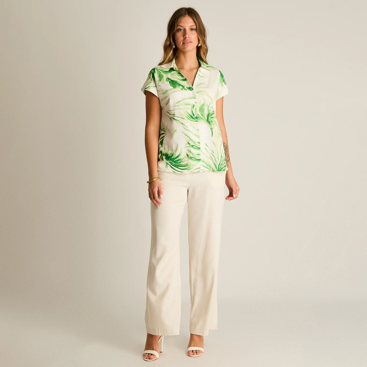 Blusa Verde Estampado Tropical y Calce Holgado - Image 4