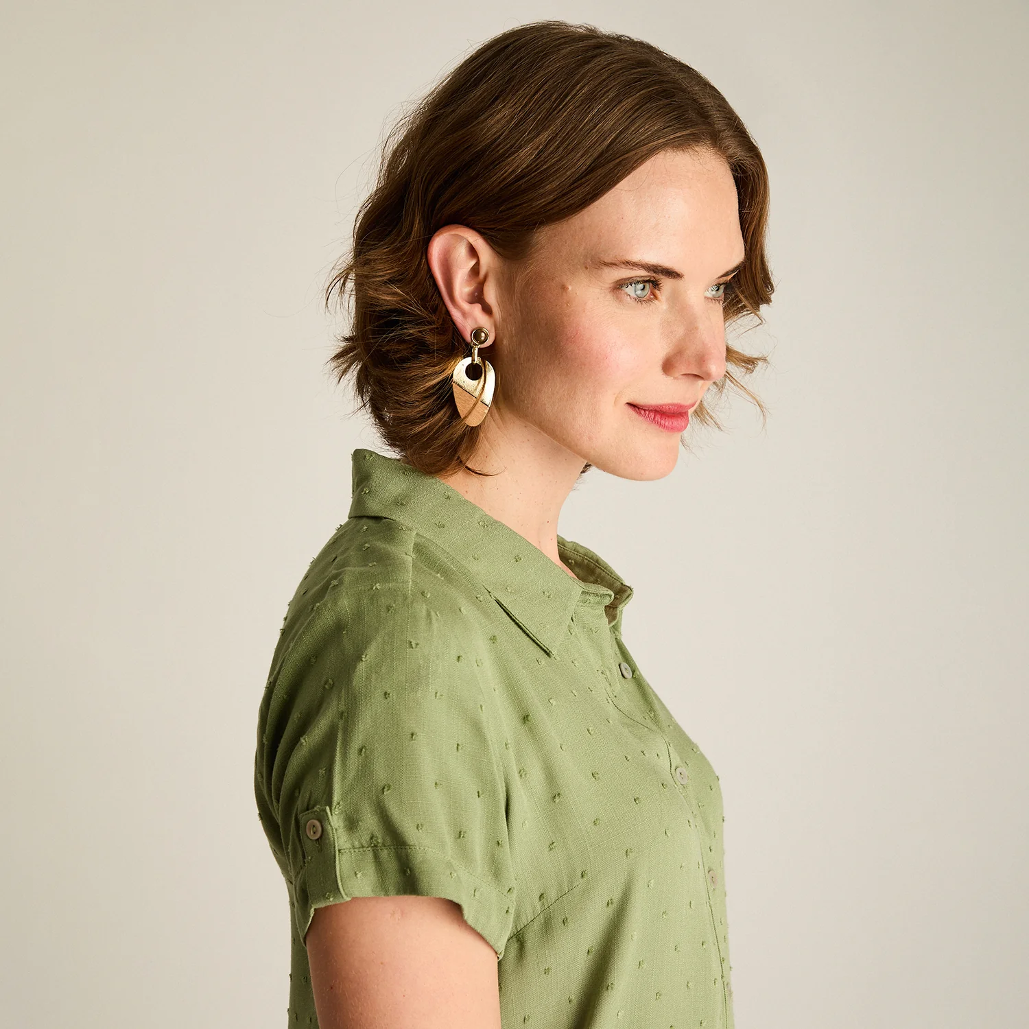 Blusa Oliva Manga Corta No Elasticado Sin Forro Calce Normal - Image 3