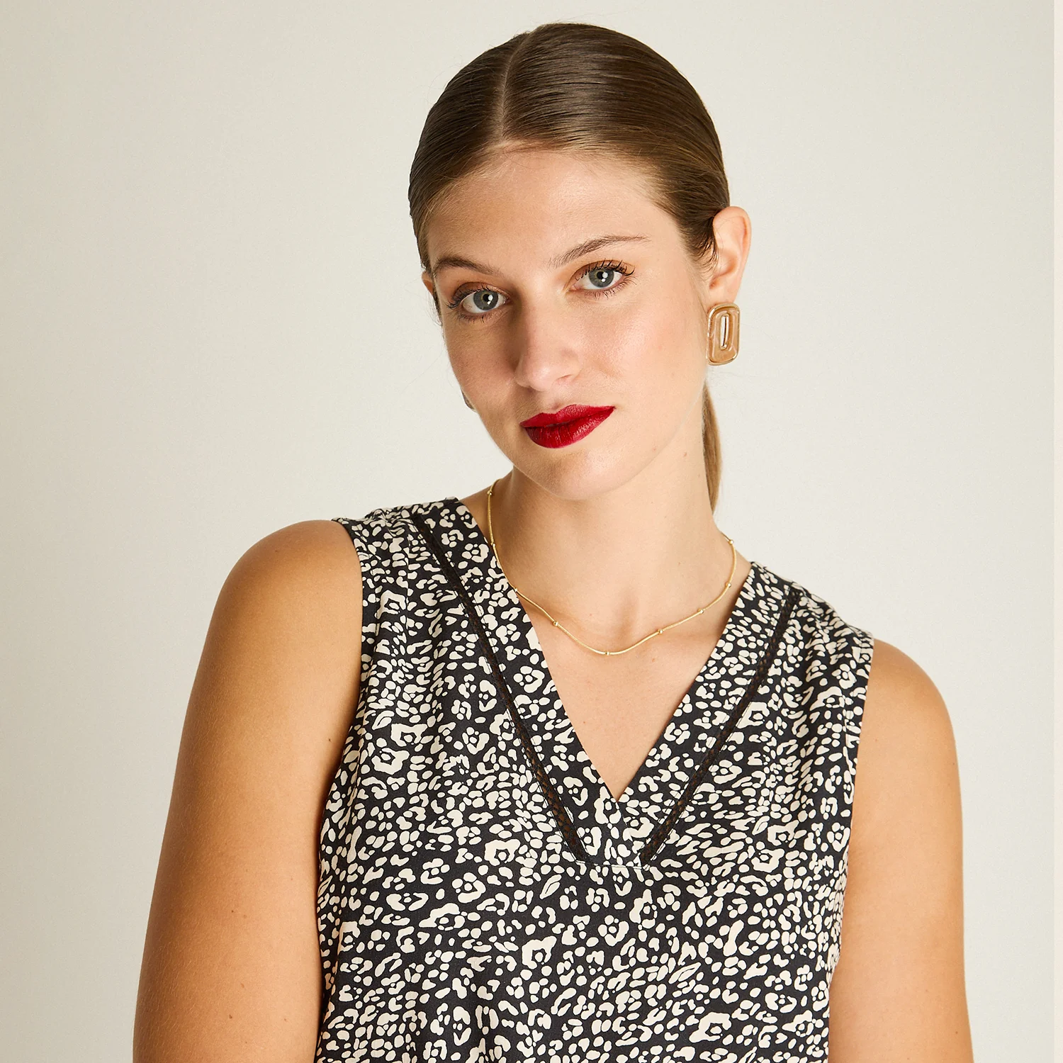 Blusa sin Mangas Estampada con Escote en V - Image 3