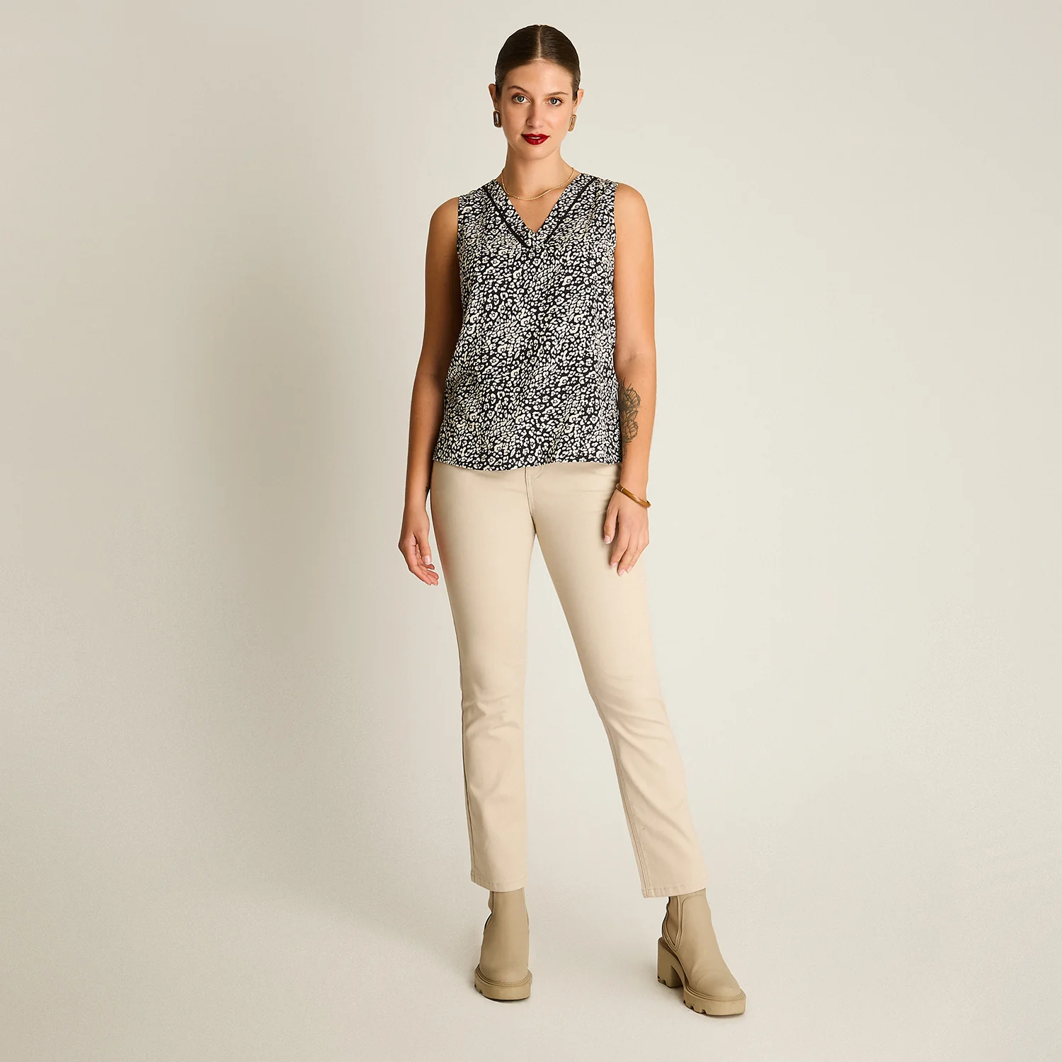 Blusa sin Mangas Estampada con Escote en V - Image 4