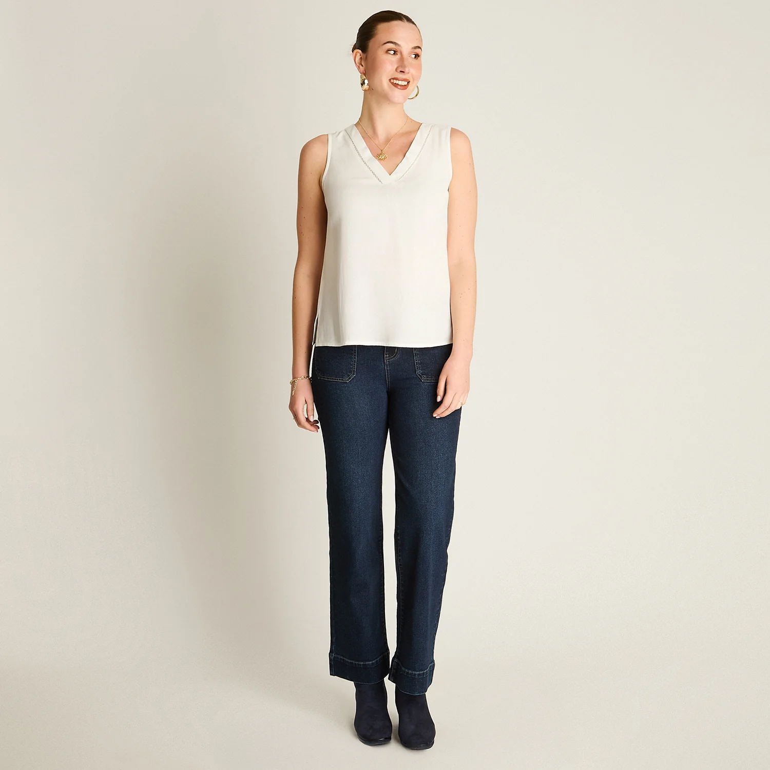 Blusa Blanco Sin Mangas con Escote en V - Image 4